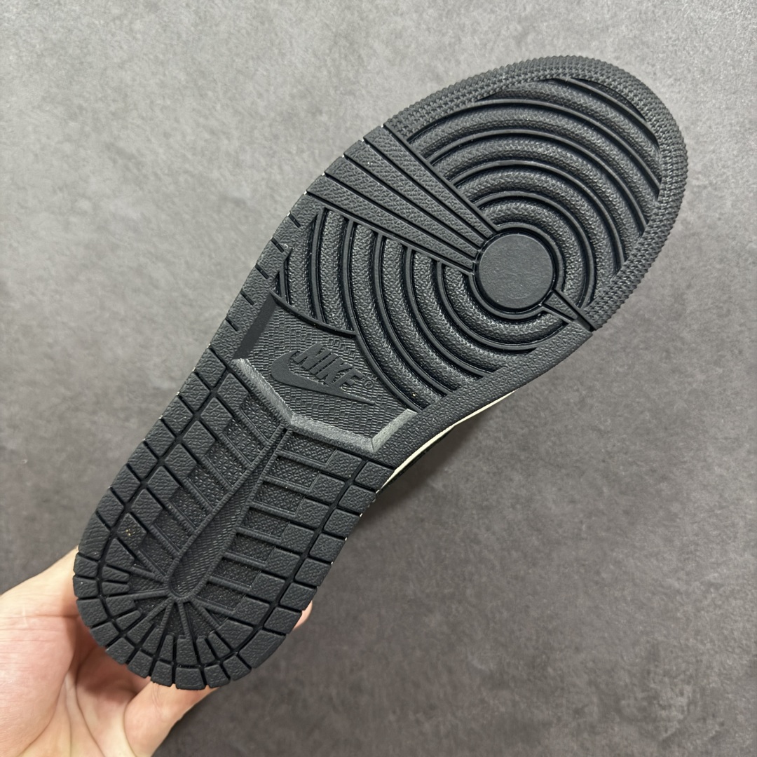 图片[9]-【定制版】Labubu x Travis Scott x Air Jordan 1 Low 拉布布 x AJ1 低帮 梦幻黑白倒钩 AJ1 乔丹1代 aj1 乔1 低邦 黑白倒勾 乔丹篮球鞋系列 鞋身整体以米白色为底搭配黑色框架覆盖层，标志性的反钩Swoosh Logo采用黑色呈现，内侧也辅以黑色Swoosh Logo点缀，鞋舌等多处TS标志性元素均得以保留；鞋舌上以Labubu字样呈现，鞋头处Labubu字样白色点缀，后跟的Jack厂牌标志以及Wings Logo均采用白色缝线打造，后跟印有拉布布字样，彰显联名身份；最后以米白色中底搭配黑色橡胶外底完善整体设计收尾。 货号：JW1188-161 尺码：36 36.5 37.5 38 38.5 39 40 40.5 41 42 42.5 43 44 44.5 45 编码：HXSB330340-选品中心