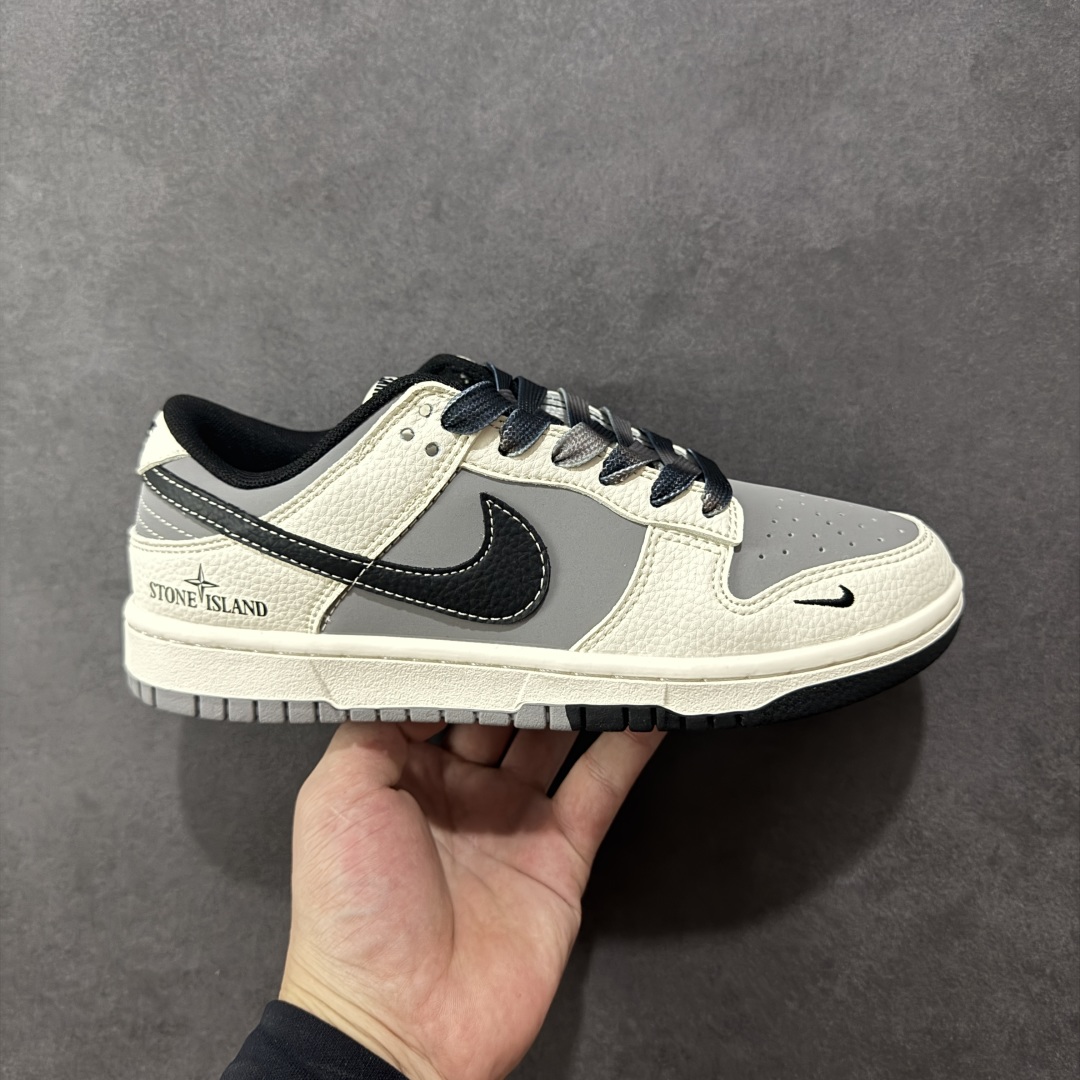 【定制版】Stone Island x Nike Dunk SB Low 石头岛 x 耐克 SB 低帮 灰白红 鞋身整体以灰色皮革打造,搭配米白色皮革框架覆盖层,使鞋款十分百搭,鞋舌上以Nike Swoosh Logo呈现,鞋身两侧Swoosh Logo采用黑色点缀,后跟装饰片使用米白色皮革制作,鞋舌是网眼布材料,增强了透气性,鞋头处侧边迷你Swoosh Logo以黑色点缀,后跟印有石头岛品牌Logo及Stone Island字样,彰显联名身份;最后以米白色中底搭配灰黑双色橡胶外底完善整体设计收尾。 货号:JP1628-041 尺码:36 36.5 37.5 38 38.5 39 40 40.5 41 42 42.5 43 44 44.5 45 编码:HXSB330340-选品中心