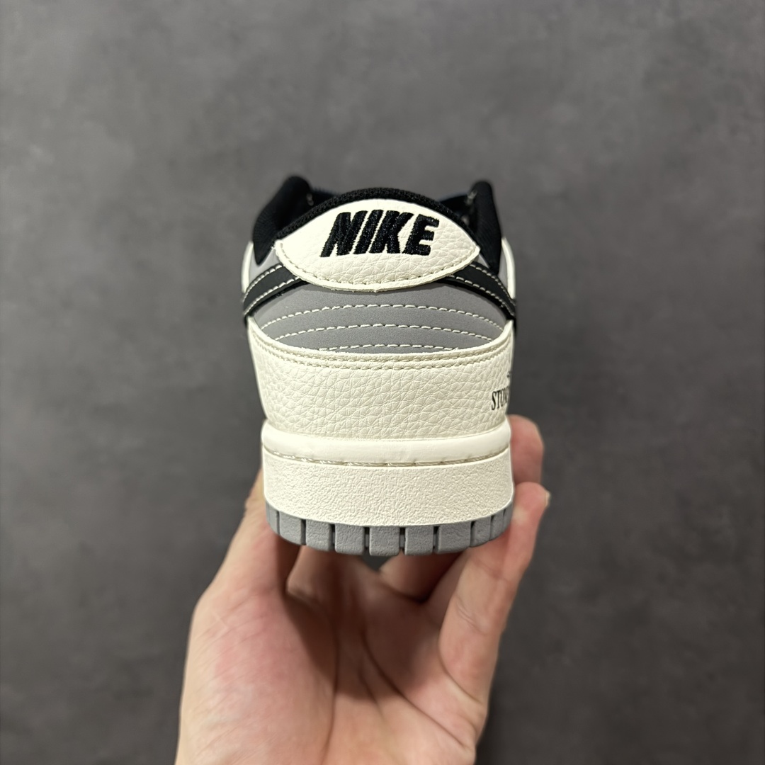 图片[4]-【定制版】Stone Island x Nike Dunk SB Low 石头岛 x 耐克 SB 低帮 灰白红 鞋身整体以灰色皮革打造，搭配米白色皮革框架覆盖层，使鞋款十分百搭，鞋舌上以Nike Swoosh Logo呈现，鞋身两侧Swoosh Logo采用黑色点缀，后跟装饰片使用米白色皮革制作，鞋舌是网眼布材料，增强了透气性，鞋头处侧边迷你Swoosh Logo以黑色点缀，后跟印有石头岛品牌Logo及Stone Island字样，彰显联名身份；最后以米白色中底搭配灰黑双色橡胶外底完善整体设计收尾。 货号：JP1628-041 尺码：36 36.5 37.5 38 38.5 39 40 40.5 41 42 42.5 43 44 44.5 45 编码：HXSB330340-选品中心