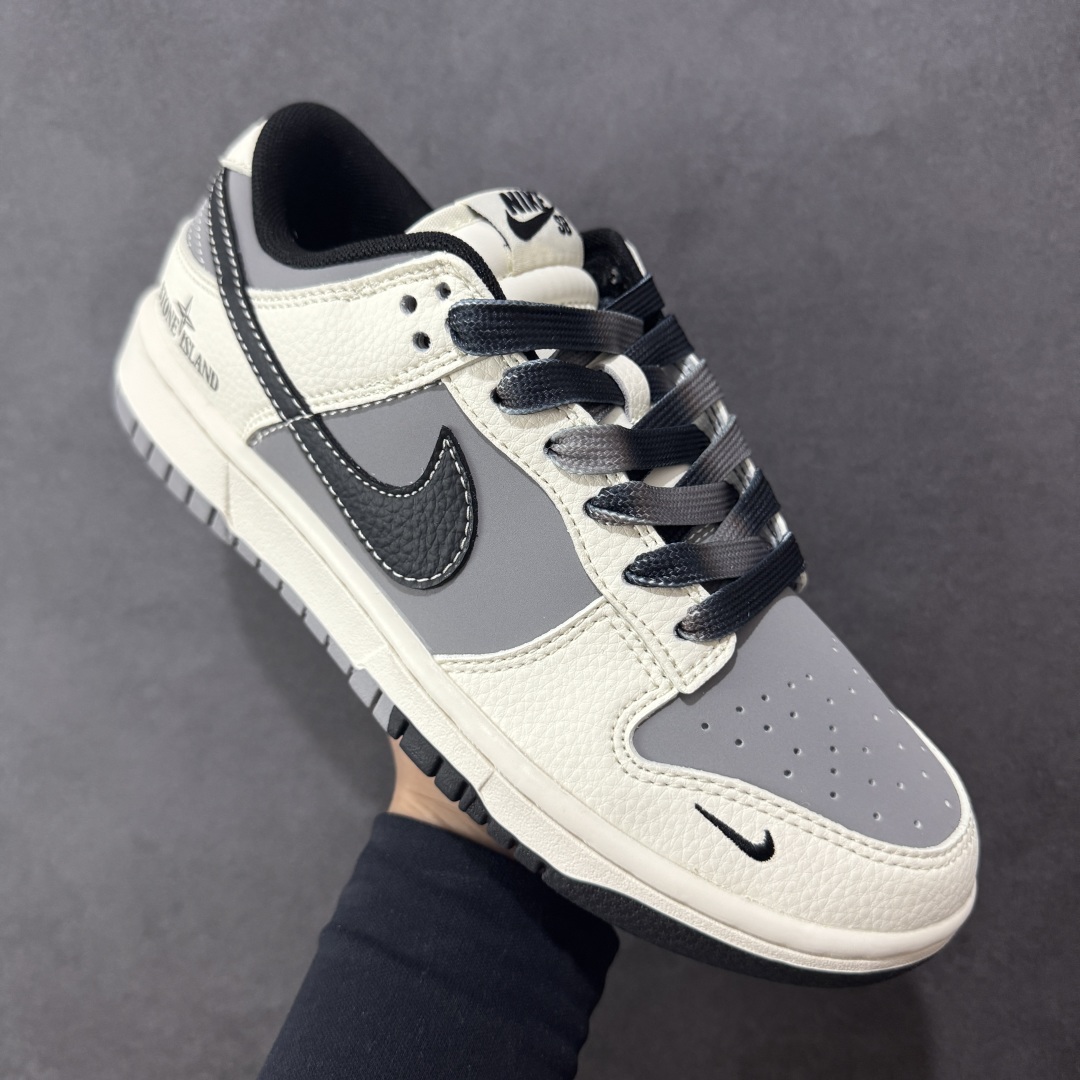 图片[3]-【定制版】Stone Island x Nike Dunk SB Low 石头岛 x 耐克 SB 低帮 灰白红 鞋身整体以灰色皮革打造，搭配米白色皮革框架覆盖层，使鞋款十分百搭，鞋舌上以Nike Swoosh Logo呈现，鞋身两侧Swoosh Logo采用黑色点缀，后跟装饰片使用米白色皮革制作，鞋舌是网眼布材料，增强了透气性，鞋头处侧边迷你Swoosh Logo以黑色点缀，后跟印有石头岛品牌Logo及Stone Island字样，彰显联名身份；最后以米白色中底搭配灰黑双色橡胶外底完善整体设计收尾。 货号：JP1628-041 尺码：36 36.5 37.5 38 38.5 39 40 40.5 41 42 42.5 43 44 44.5 45 编码：HXSB330340-选品中心