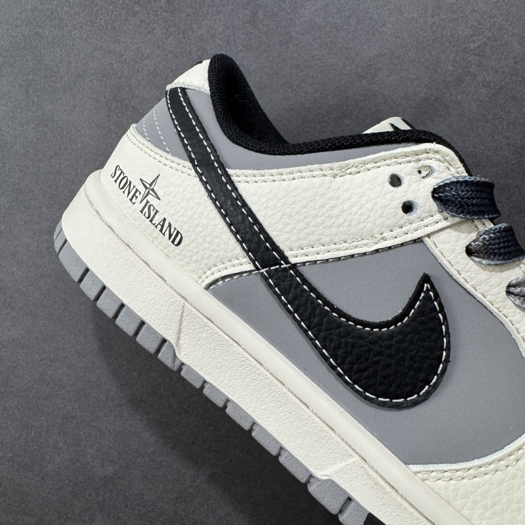 图片[6]-【定制版】Stone Island x Nike Dunk SB Low 石头岛 x 耐克 SB 低帮 灰白红 鞋身整体以灰色皮革打造，搭配米白色皮革框架覆盖层，使鞋款十分百搭，鞋舌上以Nike Swoosh Logo呈现，鞋身两侧Swoosh Logo采用黑色点缀，后跟装饰片使用米白色皮革制作，鞋舌是网眼布材料，增强了透气性，鞋头处侧边迷你Swoosh Logo以黑色点缀，后跟印有石头岛品牌Logo及Stone Island字样，彰显联名身份；最后以米白色中底搭配灰黑双色橡胶外底完善整体设计收尾。 货号：JP1628-041 尺码：36 36.5 37.5 38 38.5 39 40 40.5 41 42 42.5 43 44 44.5 45 编码：HXSB330340-选品中心