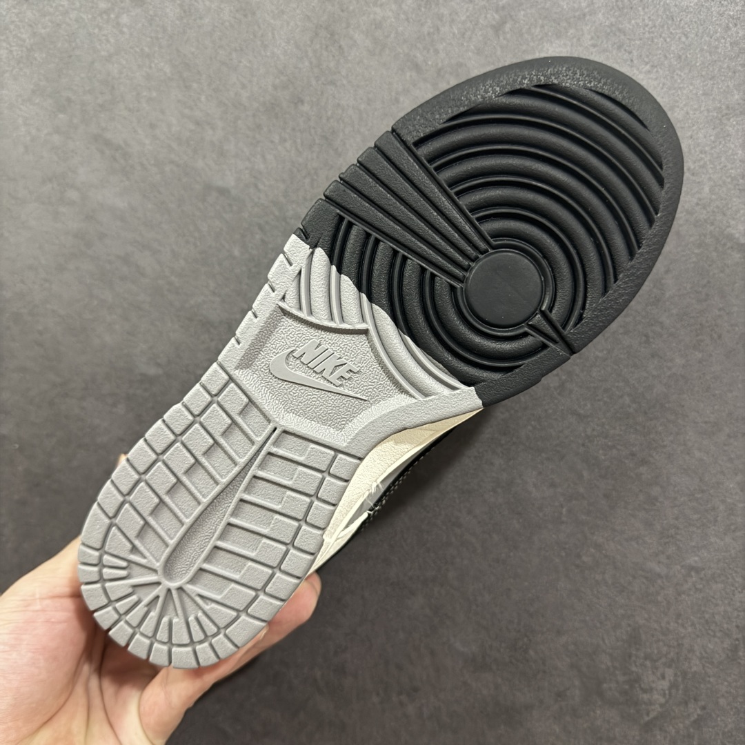 图片[9]-【定制版】Stone Island x Nike Dunk SB Low 石头岛 x 耐克 SB 低帮 灰白红 鞋身整体以灰色皮革打造，搭配米白色皮革框架覆盖层，使鞋款十分百搭，鞋舌上以Nike Swoosh Logo呈现，鞋身两侧Swoosh Logo采用黑色点缀，后跟装饰片使用米白色皮革制作，鞋舌是网眼布材料，增强了透气性，鞋头处侧边迷你Swoosh Logo以黑色点缀，后跟印有石头岛品牌Logo及Stone Island字样，彰显联名身份；最后以米白色中底搭配灰黑双色橡胶外底完善整体设计收尾。 货号：JP1628-041 尺码：36 36.5 37.5 38 38.5 39 40 40.5 41 42 42.5 43 44 44.5 45 编码：HXSB330340-选品中心