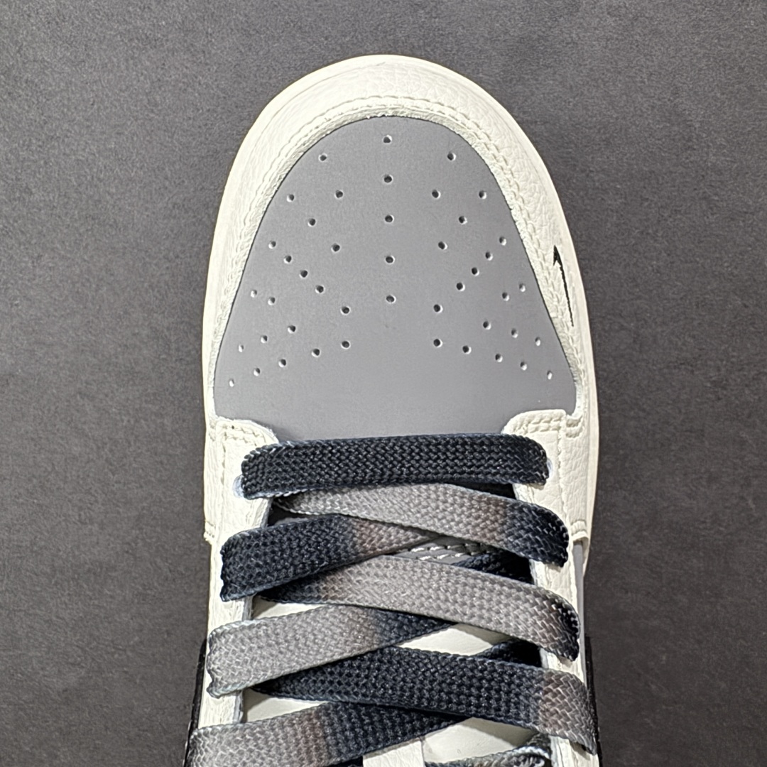 图片[8]-【定制版】Stone Island x Nike Dunk SB Low 石头岛 x 耐克 SB 低帮 灰白红 鞋身整体以灰色皮革打造，搭配米白色皮革框架覆盖层，使鞋款十分百搭，鞋舌上以Nike Swoosh Logo呈现，鞋身两侧Swoosh Logo采用黑色点缀，后跟装饰片使用米白色皮革制作，鞋舌是网眼布材料，增强了透气性，鞋头处侧边迷你Swoosh Logo以黑色点缀，后跟印有石头岛品牌Logo及Stone Island字样，彰显联名身份；最后以米白色中底搭配灰黑双色橡胶外底完善整体设计收尾。 货号：JP1628-041 尺码：36 36.5 37.5 38 38.5 39 40 40.5 41 42 42.5 43 44 44.5 45 编码：HXSB330340-选品中心