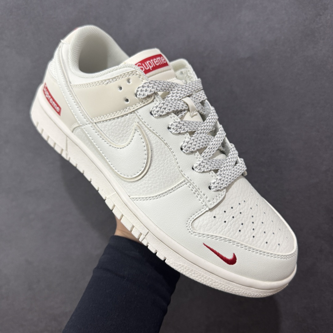 图片[3]-【定制版】Nike SB Dunk Low Supreme联名 米白小红勾 周年高端定制 低帮休闲板鞋  #定制鞋盒 大厂纯原品质出货 超高清洁度 皮料切割干净无任何毛边 细节完美 货号：CS1688-109  尺码：36 36.5 37.5 38 38.5 39 40 40.5 41 42 42.5 43 44 44.5 45-选品中心