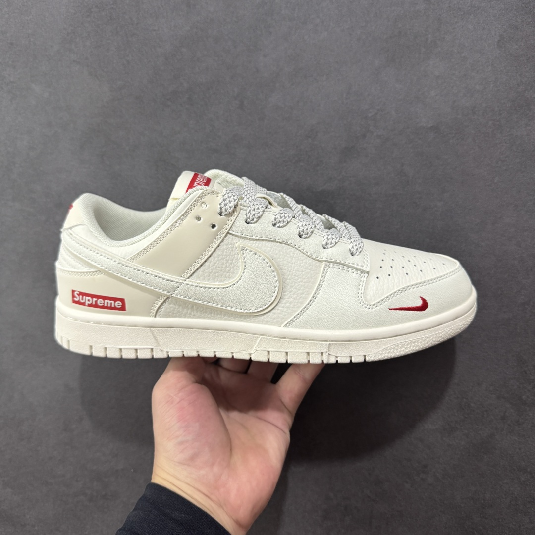 【定制版】Nike SB Dunk Low Supreme联名 米白小红勾 周年高端定制 低帮休闲板鞋  #定制鞋盒 大厂纯原品质出货 超高清洁度 皮料切割干净无任何毛边 细节完美 货号:CS1688-109  尺码:36 36.5 37.5 38 38.5 39 40 40.5 41 42 42.5 43 44 44.5 45-选品中心