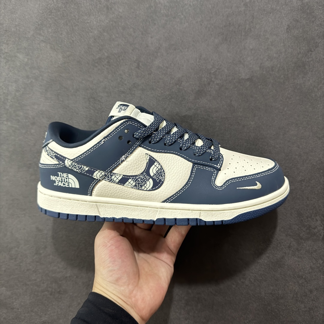 【定制版】Nike SB Dunk Low“ 北面联名——水墨蓝” 周年高端定制 低帮休闲板鞋 定制鞋盒 大厂纯原品质出货 超高清洁度 皮料切割干净无任何毛边 细节完美 货号:DG2025-003 尺码: 36 36.5 37.5 38 38.5 39 40 40.5 41 42 42.5 43 44 44.5 45-选品中心