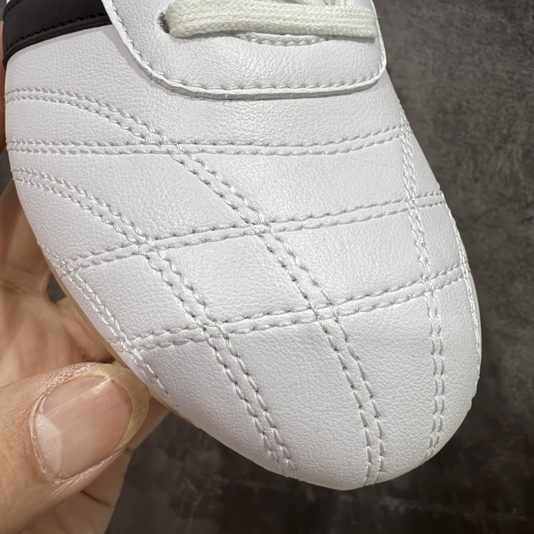 图片[4]-【正确版】AD Originals TAEKWONDO 跆拳道薄底训练鞋 JS1194 从专业赛场到时尚前沿🪩 开启多元运动美学新篇章🥋 𝙏𝘼𝙀𝙆𝙒𝙊𝙉𝘿𝙊👟 演绎穿搭的“绝佳利器” 深受武术历史影响的简约套入式设计 力求致敬00年代初的风尚🥷🎧 ▪皮质鞋面，柔软高级 ▪搭配经典3D鞋头缝线设计 ▪一脚蹬设计穿脱自如 ▪低平橡胶外底助你扎实踩地从容迈步 为小众运动注入现代年轻化审美 鲜明黑白 复古极简 尺码：36 36.5 37 38 38.5 39 40 40.5 41 42 42.5 43 44 44.5 45-选品中心