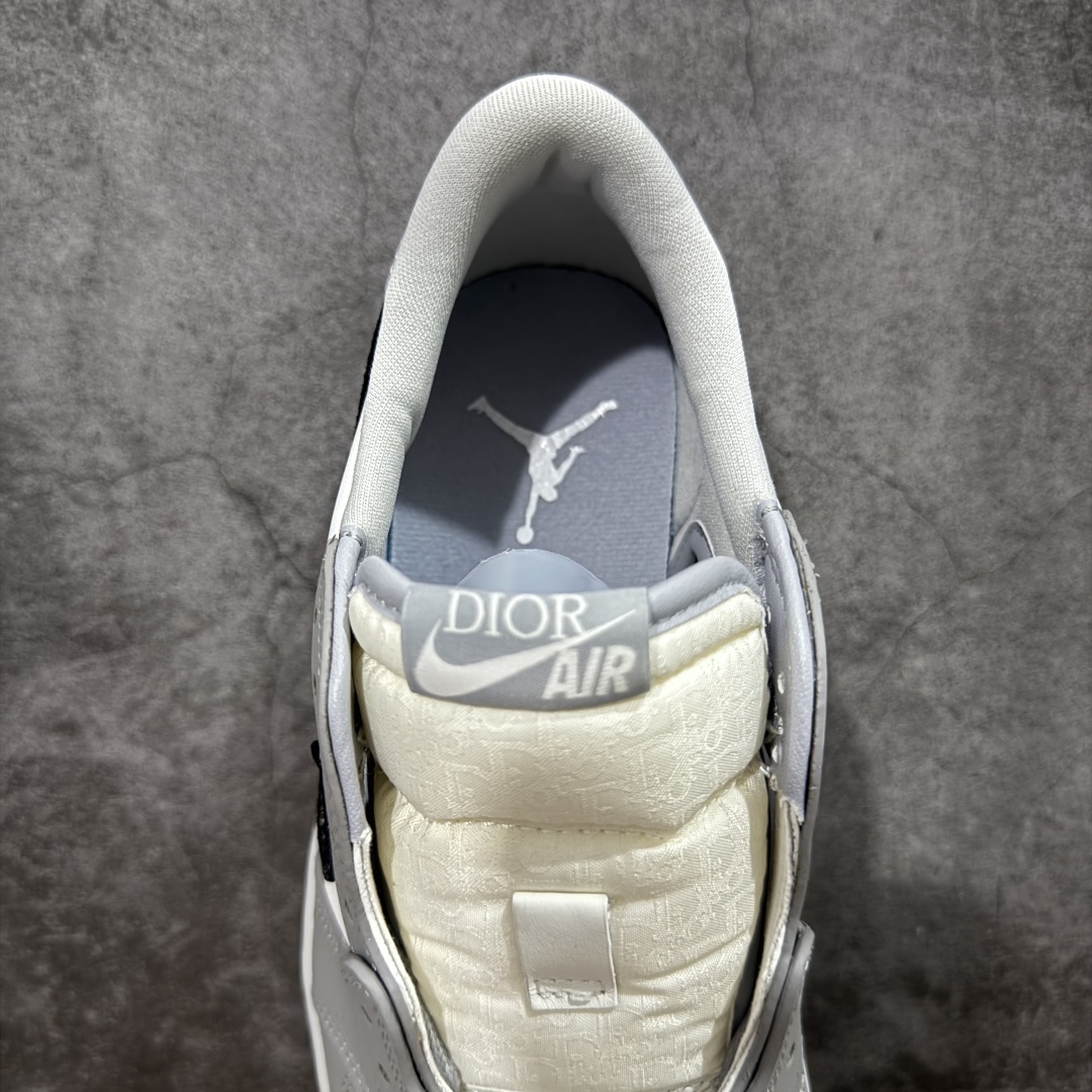 图片[8]-【K版纯原】Dior x Air Jordan 1 High 高帮 大迪奥联名 AJ1 乔丹1代 aj1 乔1 高邦 迪奥联名 乔丹篮球鞋系列 作为今年级别最高的联名鞋款，高低帮两双 Dior x Air Jordan 1 都有绝对的资格成为 2020 年鞋王。Dior 同 Jordan Brand 的奢华联名无疑是当下最具人气的球鞋新品了，Dior x Air Jordan 1 在曝出了众多实物图片和明星上脚图之后，最为重要的发售信息终于在今天得以进一步的披露。有了 Dior 联名的奢华身份，讨好的清爽外观，辨识度极高的 Dior 花纹 Swoosh。 货号：CN8607-002 尺码： 36-47.5-选品中心
