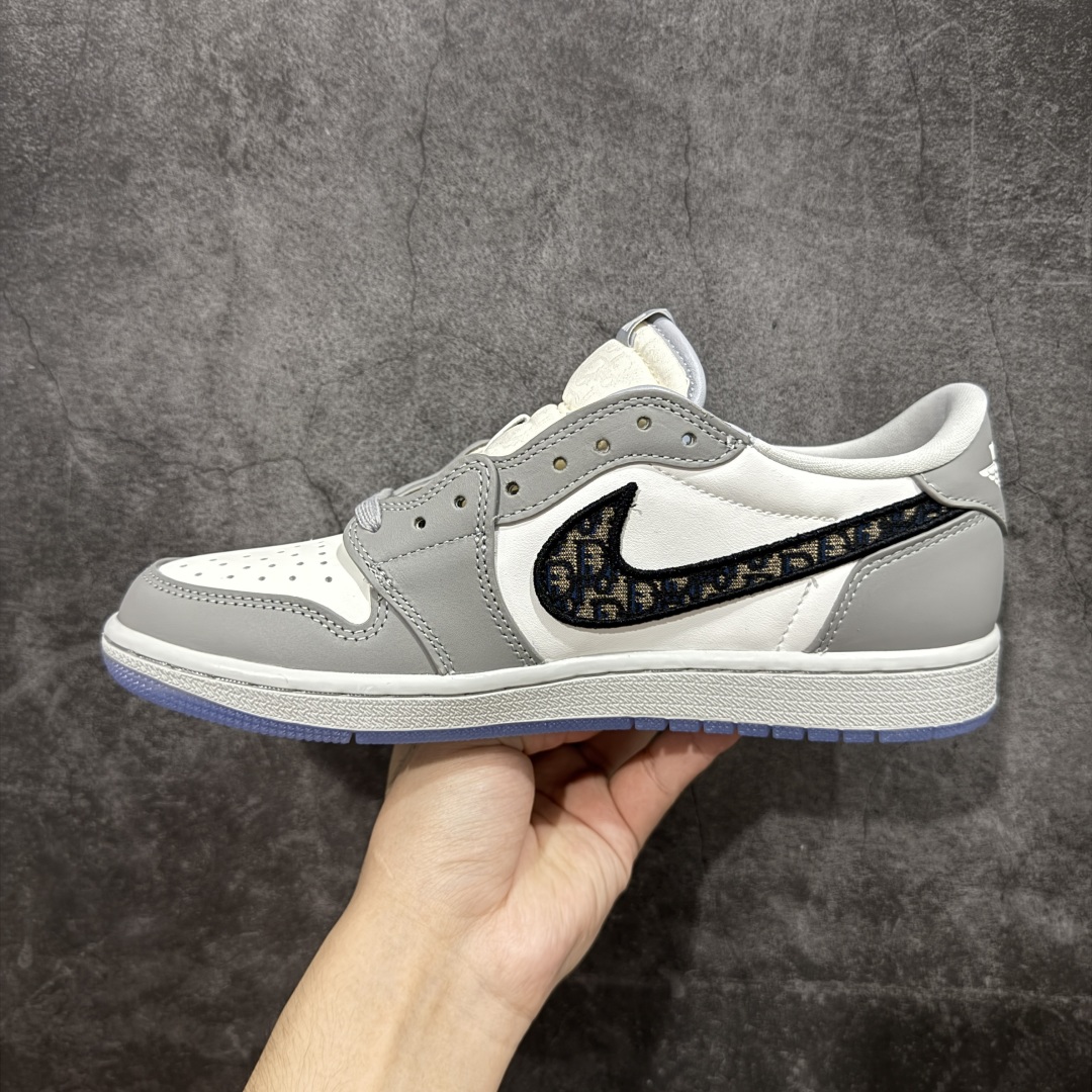 图片[2]-【K版纯原】Dior x Air Jordan 1 High 高帮 大迪奥联名 AJ1 乔丹1代 aj1 乔1 高邦 迪奥联名 乔丹篮球鞋系列 作为今年级别最高的联名鞋款，高低帮两双 Dior x Air Jordan 1 都有绝对的资格成为 2020 年鞋王。Dior 同 Jordan Brand 的奢华联名无疑是当下最具人气的球鞋新品了，Dior x Air Jordan 1 在曝出了众多实物图片和明星上脚图之后，最为重要的发售信息终于在今天得以进一步的披露。有了 Dior 联名的奢华身份，讨好的清爽外观，辨识度极高的 Dior 花纹 Swoosh。 货号：CN8607-002 尺码： 36-47.5-选品中心