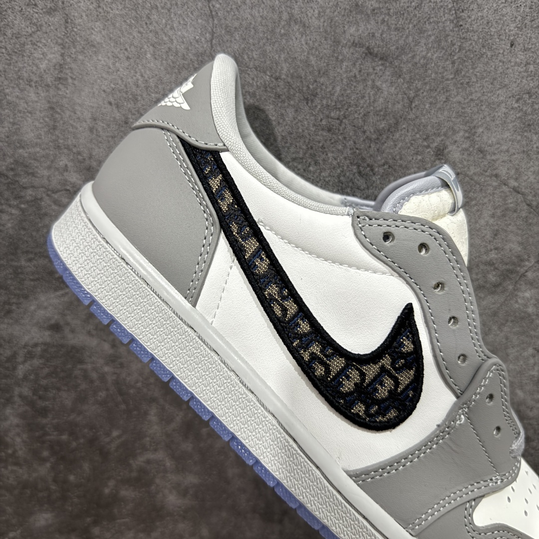 图片[7]-【K版纯原】Dior x Air Jordan 1 High 高帮 大迪奥联名 AJ1 乔丹1代 aj1 乔1 高邦 迪奥联名 乔丹篮球鞋系列 作为今年级别最高的联名鞋款，高低帮两双 Dior x Air Jordan 1 都有绝对的资格成为 2020 年鞋王。Dior 同 Jordan Brand 的奢华联名无疑是当下最具人气的球鞋新品了，Dior x Air Jordan 1 在曝出了众多实物图片和明星上脚图之后，最为重要的发售信息终于在今天得以进一步的披露。有了 Dior 联名的奢华身份，讨好的清爽外观，辨识度极高的 Dior 花纹 Swoosh。 货号：CN8607-002 尺码： 36-47.5-选品中心
