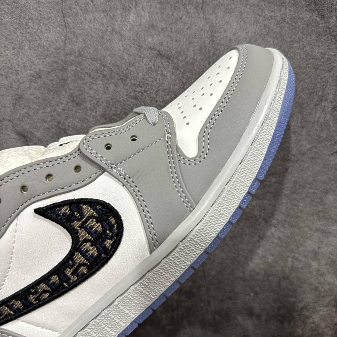 图片[6]-【K版纯原】Dior x Air Jordan 1 High 高帮 大迪奥联名 AJ1 乔丹1代 aj1 乔1 高邦 迪奥联名 乔丹篮球鞋系列 作为今年级别最高的联名鞋款，高低帮两双 Dior x Air Jordan 1 都有绝对的资格成为 2020 年鞋王。Dior 同 Jordan Brand 的奢华联名无疑是当下最具人气的球鞋新品了，Dior x Air Jordan 1 在曝出了众多实物图片和明星上脚图之后，最为重要的发售信息终于在今天得以进一步的披露。有了 Dior 联名的奢华身份，讨好的清爽外观，辨识度极高的 Dior 花纹 Swoosh。 货号：CN8607-002 尺码： 36-47.5-选品中心