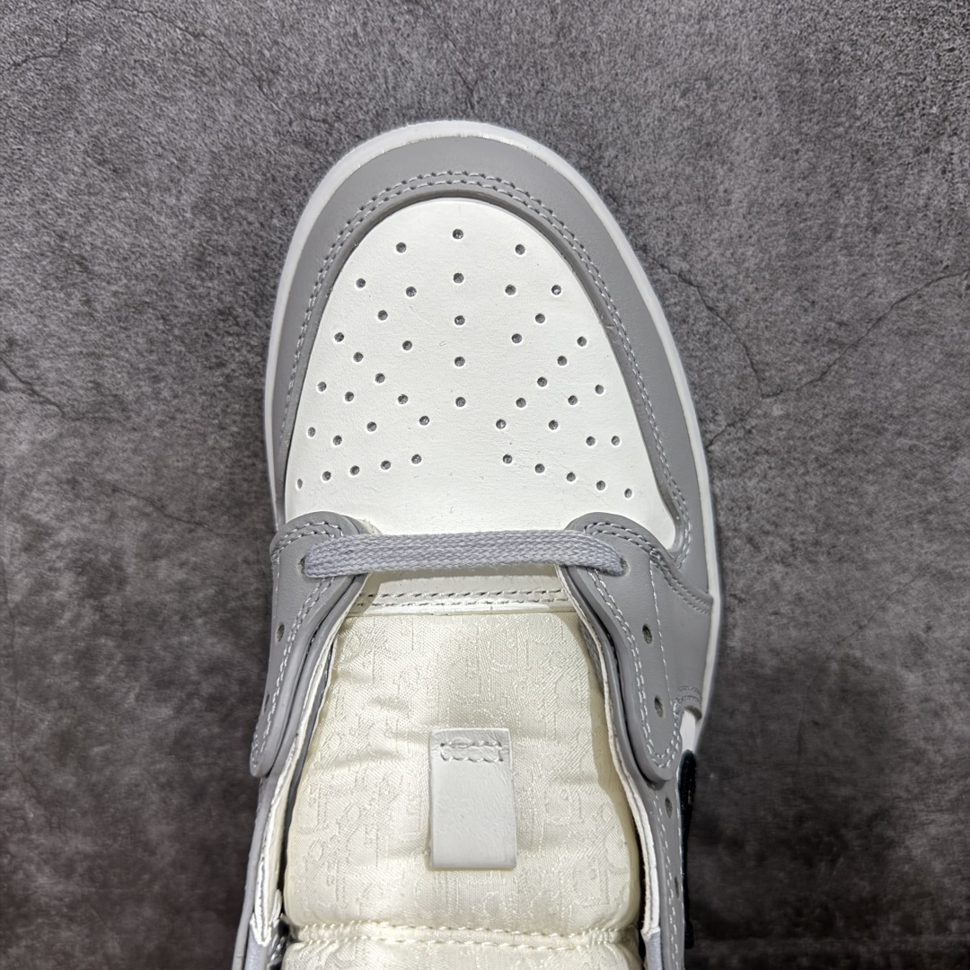 图片[5]-【K版纯原】Dior x Air Jordan 1 High 高帮 大迪奥联名 AJ1 乔丹1代 aj1 乔1 高邦 迪奥联名 乔丹篮球鞋系列 作为今年级别最高的联名鞋款，高低帮两双 Dior x Air Jordan 1 都有绝对的资格成为 2020 年鞋王。Dior 同 Jordan Brand 的奢华联名无疑是当下最具人气的球鞋新品了，Dior x Air Jordan 1 在曝出了众多实物图片和明星上脚图之后，最为重要的发售信息终于在今天得以进一步的披露。有了 Dior 联名的奢华身份，讨好的清爽外观，辨识度极高的 Dior 花纹 Swoosh。 货号：CN8607-002 尺码： 36-47.5-选品中心