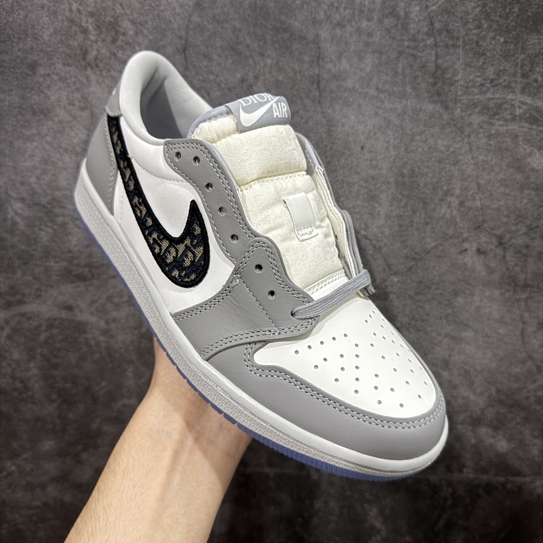 图片[3]-【K版纯原】Dior x Air Jordan 1 High 高帮 大迪奥联名 AJ1 乔丹1代 aj1 乔1 高邦 迪奥联名 乔丹篮球鞋系列 作为今年级别最高的联名鞋款，高低帮两双 Dior x Air Jordan 1 都有绝对的资格成为 2020 年鞋王。Dior 同 Jordan Brand 的奢华联名无疑是当下最具人气的球鞋新品了，Dior x Air Jordan 1 在曝出了众多实物图片和明星上脚图之后，最为重要的发售信息终于在今天得以进一步的披露。有了 Dior 联名的奢华身份，讨好的清爽外观，辨识度极高的 Dior 花纹 Swoosh。 货号：CN8607-002 尺码： 36-47.5-选品中心