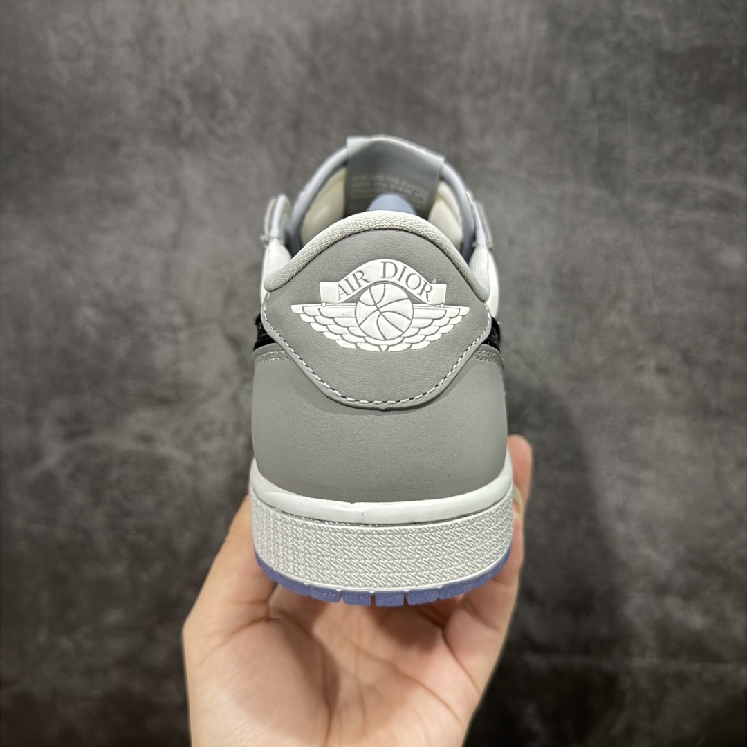 图片[4]-【K版纯原】Dior x Air Jordan 1 High 高帮 大迪奥联名 AJ1 乔丹1代 aj1 乔1 高邦 迪奥联名 乔丹篮球鞋系列 作为今年级别最高的联名鞋款，高低帮两双 Dior x Air Jordan 1 都有绝对的资格成为 2020 年鞋王。Dior 同 Jordan Brand 的奢华联名无疑是当下最具人气的球鞋新品了，Dior x Air Jordan 1 在曝出了众多实物图片和明星上脚图之后，最为重要的发售信息终于在今天得以进一步的披露。有了 Dior 联名的奢华身份，讨好的清爽外观，辨识度极高的 Dior 花纹 Swoosh。 货号：CN8607-002 尺码： 36-47.5-选品中心