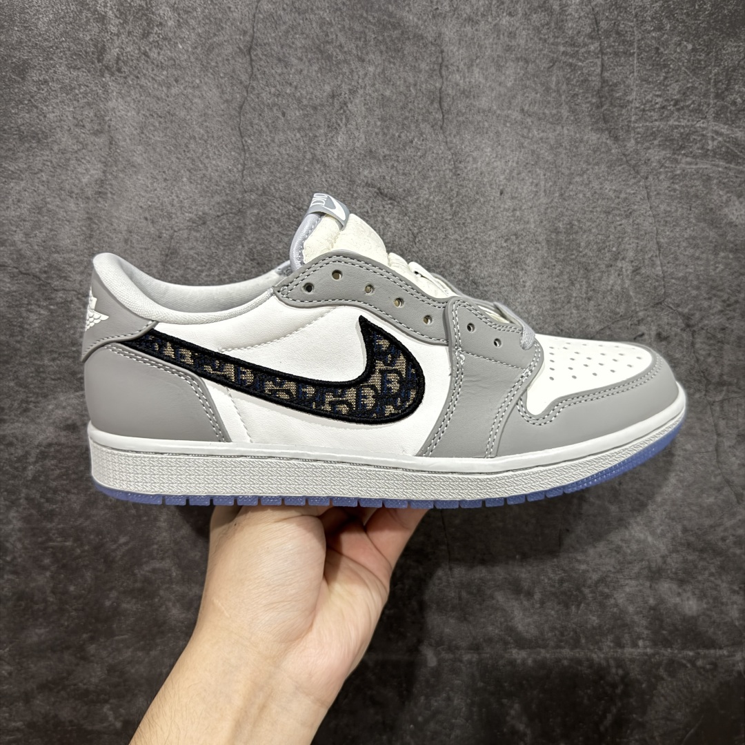【K版纯原】Dior x Air Jordan 1 High 高帮 大迪奥联名 AJ1 乔丹1代 aj1 乔1 高邦 迪奥联名 乔丹篮球鞋系列 作为今年级别最高的联名鞋款,高低帮两双 Dior x Air Jordan 1 都有绝对的资格成为 2020 年鞋王。Dior 同 Jordan Brand 的奢华联名无疑是当下最具人气的球鞋新品了,Dior x Air Jordan 1 在曝出了众多实物图片和明星上脚图之后,最为重要的发售信息终于在今天得以进一步的披露。有了 Dior 联名的奢华身份,讨好的清爽外观,辨识度极高的 Dior 花纹 Swoosh。 货号:CN8607-002 尺码: 36-47.5-选品中心