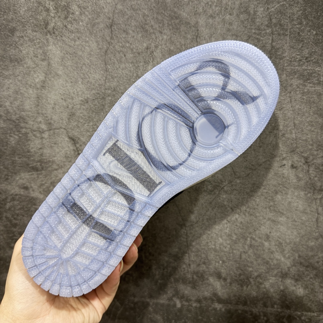 图片[9]-【K版纯原】Dior x Air Jordan 1 High 高帮 大迪奥联名 AJ1 乔丹1代 aj1 乔1 高邦 迪奥联名 乔丹篮球鞋系列 作为今年级别最高的联名鞋款，高低帮两双 Dior x Air Jordan 1 都有绝对的资格成为 2020 年鞋王。Dior 同 Jordan Brand 的奢华联名无疑是当下最具人气的球鞋新品了，Dior x Air Jordan 1 在曝出了众多实物图片和明星上脚图之后，最为重要的发售信息终于在今天得以进一步的披露。有了 Dior 联名的奢华身份，讨好的清爽外观，辨识度极高的 Dior 花纹 Swoosh。 货号：CN8607-002 尺码： 36-47.5-选品中心