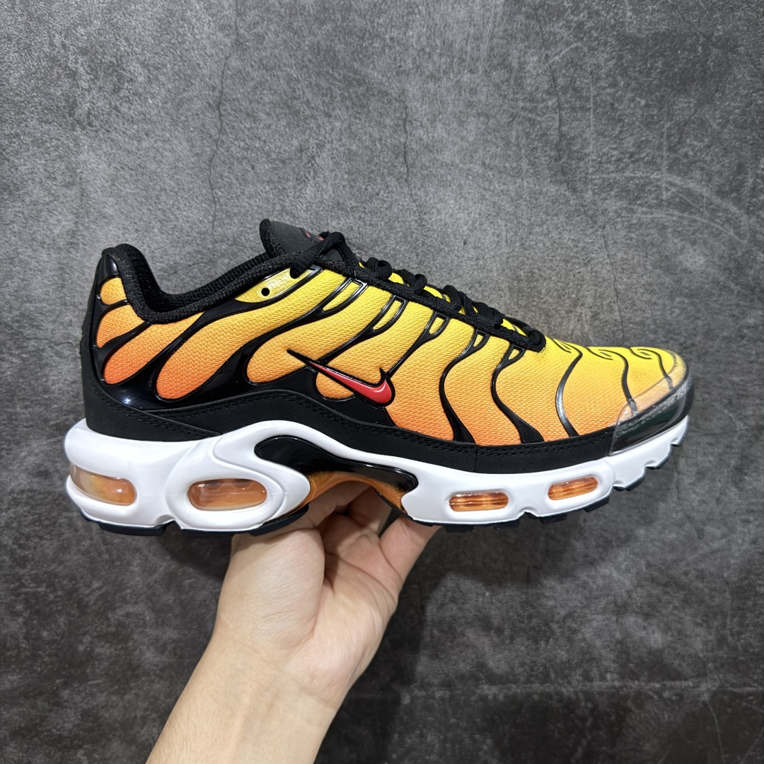 【Max纯原版】Nike Air Max Plus TN气垫系列跑鞋 全新一比一高端版本 真正的市场T1品质 更多配色陆续出货 真正的用心研发 一点一点抠出来的 品质 品控细节 随便闭眼对比市场任何版本 全套原纸板楦头开发 完美呈现版型 工艺流程均与原鞋保持一致 Turned Air 中底缓震技术 鞋面弧度与大底弧度一致 鞋头正确TPU材质 鞋面高频TPU材质1.0厚度 原鞋一致层次感 超越公司货的品控标准 多道QC质检 货号:HF0552-001 尺码:36 36.5 37.5 38 38.5 39 40 40.5 41 42 42.5 43 44 44.5 45 46-选品中心