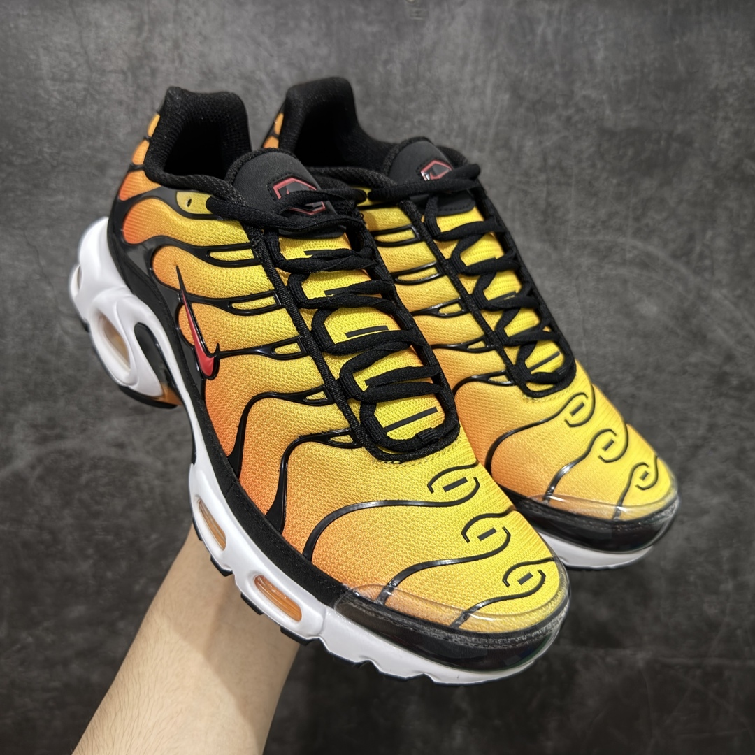 【Max纯原版】Nike Air Max Plus TN气垫系列跑鞋 全新一比一高端版本 真正的市场T1品质 更多配色陆续出货 真正的用心研发 一点一点抠出来的 品质 品控细节 随便闭眼对比市场任何版本 全套原纸板楦头开发 完美呈现版型 工艺流程均与原鞋保持一致 Turned Air 中底缓震技术 鞋面弧度与大底弧度一致 鞋头正确TPU材质 鞋面高频TPU材质1.0厚度 原鞋一致层次感 超越公司货的品控标准 多道QC质检 货号:HF0552-001 尺码:36 36.5 37.5 38 38.5 39 40 40.5 41 42 42.5 43 44 44.5 45 46-选品中心