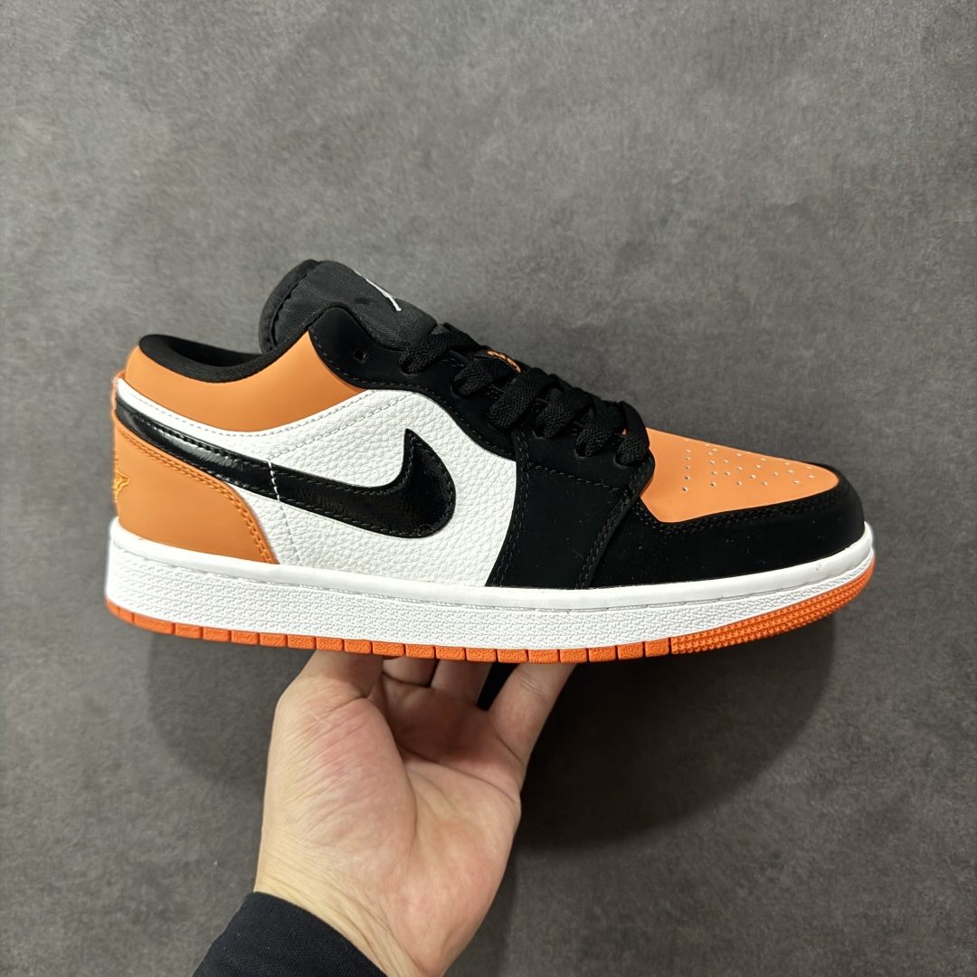 【头层S版】Air Jordan AJ1 Low 低帮系列 全新流水线出品 全配色原鞋对照 原楦原纸板开发 客订头层皮料 全鞋电脑针车 私模大底正确咬花克重内置气垫 原盒内外原标 完美零毛边处理 多重QC质检 超越公司货的品控标准 实实在在的免检产品 货号:553558-128 尺码:36-45-选品中心