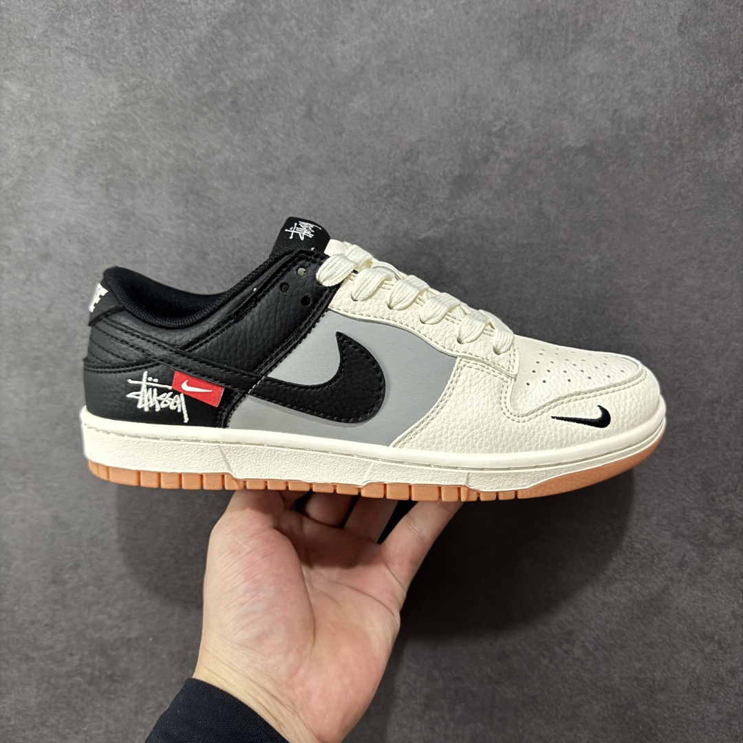 【定制版】Stussy x Nk SB Dunk Low 定制配色 斯图西联名 Dunk系列复古低帮休闲百搭板鞋 QW5836-032 公司级版本 定制鞋盒 大厂流水作业生产 超高清洁度 皮料切割干净无任何毛边 细节完美   尺码:36 36.5 37.5 38 38.5 39 40 40.5 41 42 42.5 43 44 44.5 45 编码:HXSB330340-选品中心