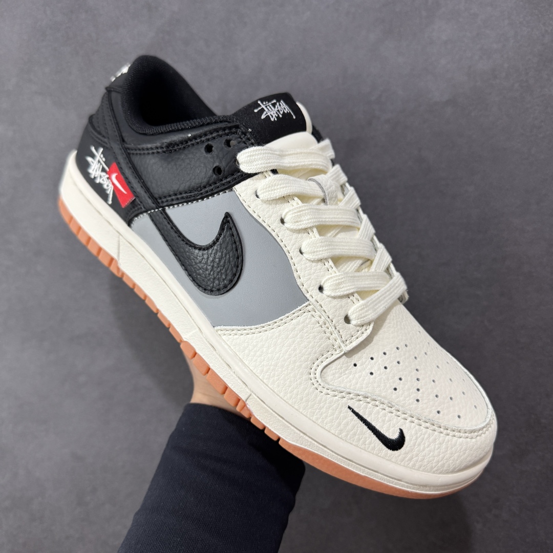图片[3]-【定制版】Stussy x Nk SB Dunk Low 定制配色 斯图西联名 Dunk系列复古低帮休闲百搭板鞋 QW5836-032 公司级版本 定制鞋盒 大厂流水作业生产 超高清洁度 皮料切割干净无任何毛边 细节完美   尺码：36 36.5 37.5 38 38.5 39 40 40.5 41 42 42.5 43 44 44.5 45 编码：HXSB330340-选品中心