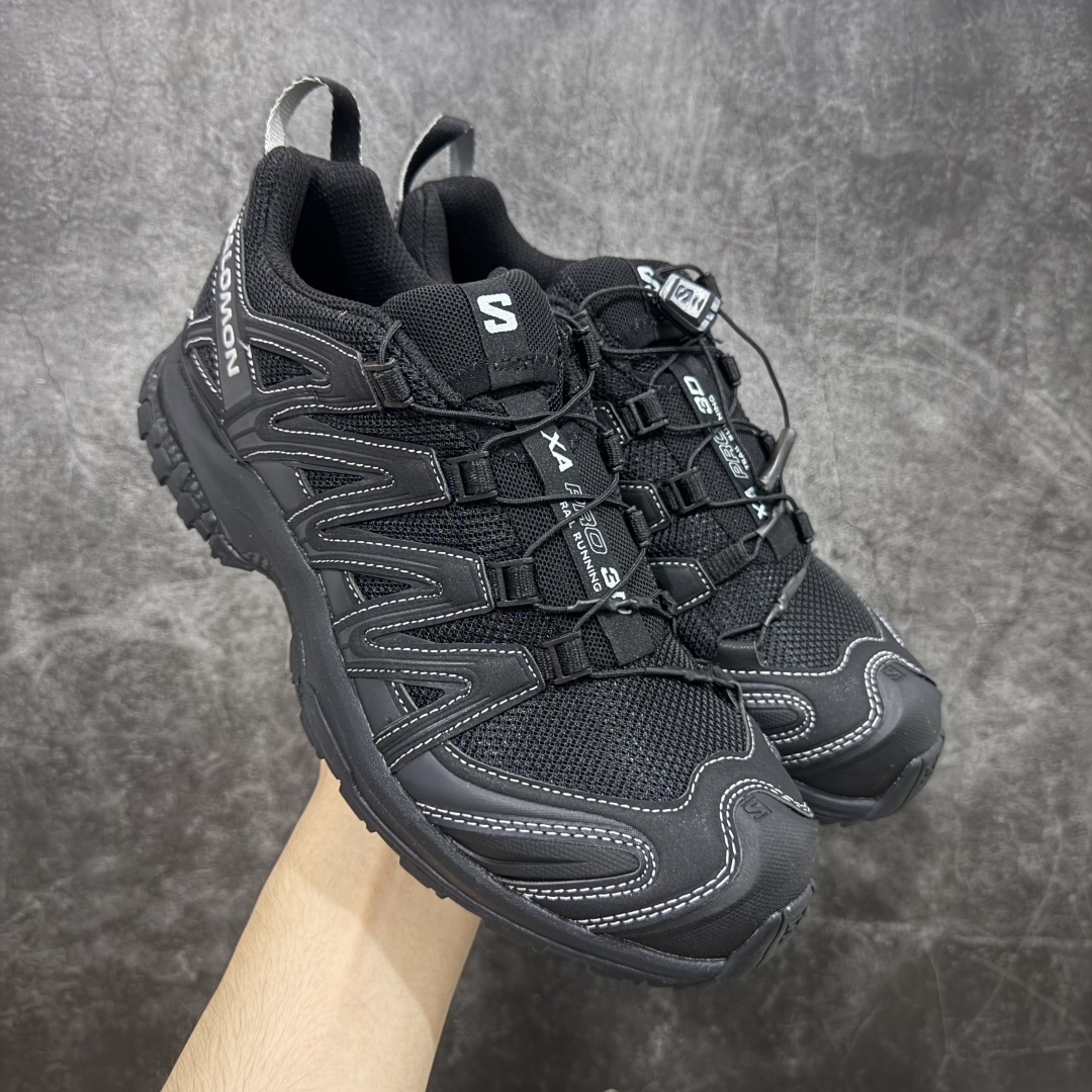 【巅峰版】SALOMON XA Pro 3D 黑色 491274 萨洛蒙潮流越野机能户外功能鞋 纯原外贸平台特供订单 耗时半年巨作 全套原纸板楦头开发 原厂特供网布配套加持 确保原汁原味 完美呈现版型 原档数据独家私模五层组合大底 男女鞋同步官方开发 原装Ortholite轻量化鞋垫 中底布带钢印编号 原厂TPU锁扣 进口港宝加持 后跟自然饱满 还原公司包裹性 鞋面采用SENSIFT贴合技术 全方位贴合包裹脚型 鞋跟部鞋底牵引设计 提供强大的抓地性能 更适应野外崎岖不平的道路 其3D ADVANCED CHASSIS底盘 材料轻量大化 钉齿设计更具稳定性 防护性 鞋底易磨损区运用CONTAGRIP高耐磨材料 应对城市硬质路面长距离跑考验 尺码:36 36.5 37.5 38 38.5 39 40 40.5 41 42 42.5 43 44 44.5 45 46-选品中心