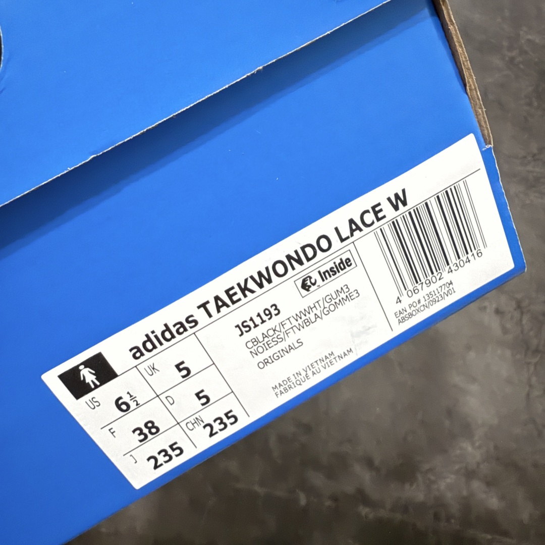图片[8]-【正确版】AD Originals TAEKWONDO 跆拳道薄底训练鞋 JS1193 从专业赛场到时尚前沿🪩 开启多元运动美学新篇章🥋 𝙏𝘼𝙀𝙆𝙒𝙊𝙉𝘿𝙊👟 演绎穿搭的“绝佳利器” 深受武术历史影响的简约套入式设计 力求致敬00年代初的风尚🥷🎧 ▪皮质鞋面，柔软高级 ▪搭配经典3D鞋头缝线设计 ▪一脚蹬设计穿脱自如 ▪低平橡胶外底助你扎实踩地从容迈步 为小众运动注入现代年轻化审美 鲜明黑白 复古极简 尺码：36 36.5 37 38 38.5 39 40 40.5 41 42 42.5 43 44 44.5 45-选品中心