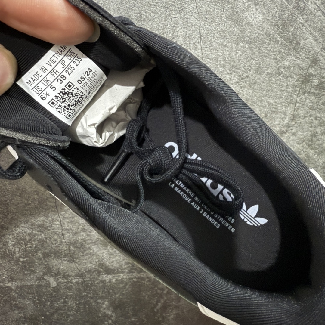 图片[6]-【正确版】AD Originals TAEKWONDO 跆拳道薄底训练鞋 JS1193 从专业赛场到时尚前沿🪩 开启多元运动美学新篇章🥋 𝙏𝘼𝙀𝙆𝙒𝙊𝙉𝘿𝙊👟 演绎穿搭的“绝佳利器” 深受武术历史影响的简约套入式设计 力求致敬00年代初的风尚🥷🎧 ▪皮质鞋面，柔软高级 ▪搭配经典3D鞋头缝线设计 ▪一脚蹬设计穿脱自如 ▪低平橡胶外底助你扎实踩地从容迈步 为小众运动注入现代年轻化审美 鲜明黑白 复古极简 尺码：36 36.5 37 38 38.5 39 40 40.5 41 42 42.5 43 44 44.5 45-选品中心