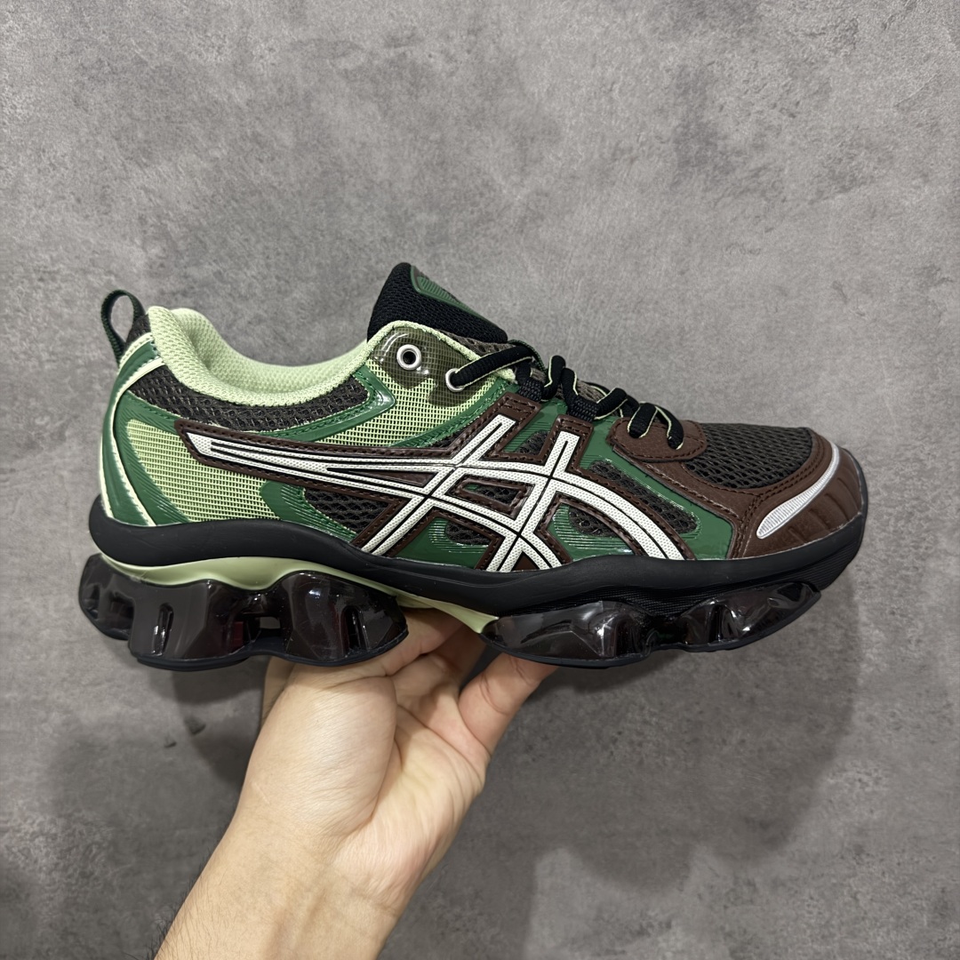 【公司级】Asics Gel-Quantum Kinetic 亚瑟士 复古休闲运动鞋厚底增高老爹鞋 采用 GEL Scutoid 技术的橡胶鞋底。在拥有拥有相同外底科技的基础上,与早先推出的 Kiko Kostadinov 联名款 GEL-QUANTUM ZIENTZIA 十分相似,不失为具有 Ki 味的平替选择。 货号:1203A270-251 尺码:36 37 37.5 38 39 39.5 40 40.5 41.5 42 42.5 43.5 44 45 编码:GLB250260-选品中心