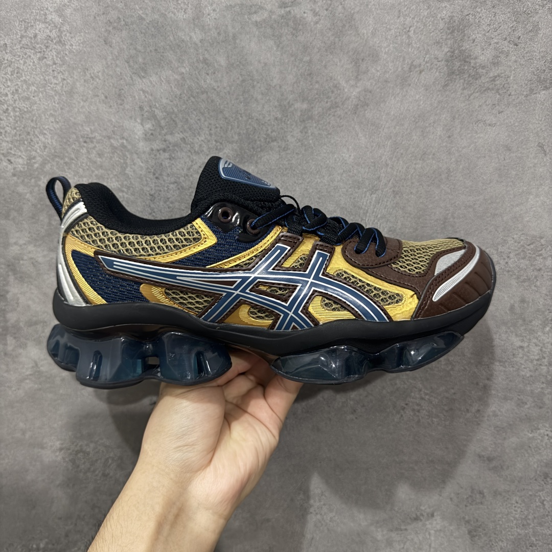 【公司级】Asics Gel-Quantum Kinetic 亚瑟士 复古休闲运动鞋厚底增高老爹鞋 采用 GEL Scutoid 技术的橡胶鞋底。在拥有拥有相同外底科技的基础上,与早先推出的 Kiko Kostadinov 联名款 GEL-QUANTUM ZIENTZIA 十分相似,不失为具有 Ki 味的平替选择。 货号:1203A270-202 尺码:36 37 37.5 38 39 39.5 40 40.5 41.5 42 42.5 43.5 44 45 编码:GLB250260-选品中心