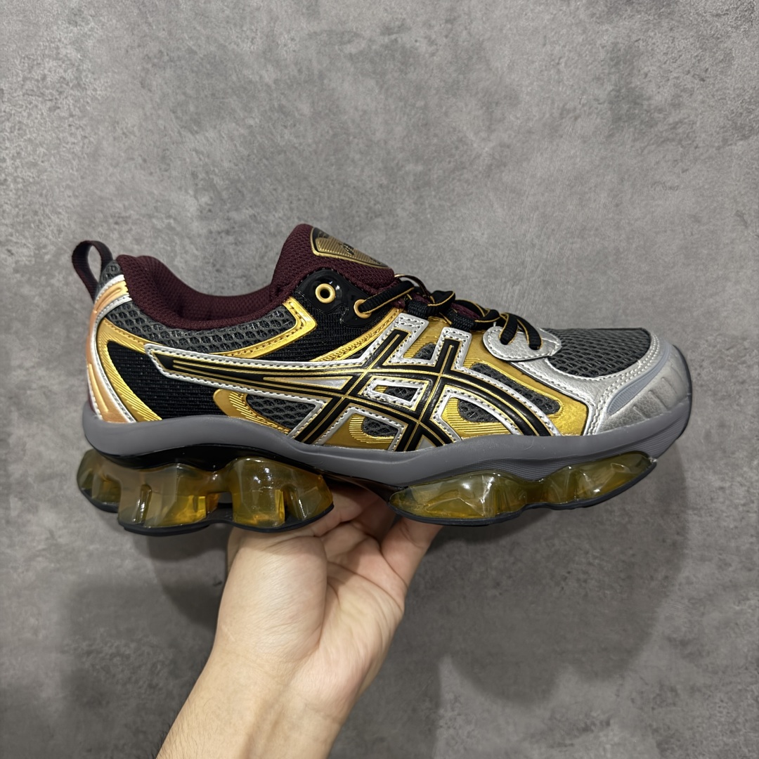 【公司级】Asics Gel-Quantum Kinetic 亚瑟士 复古休闲运动鞋厚底增高老爹鞋 采用 GEL Scutoid 技术的橡胶鞋底。在拥有拥有相同外底科技的基础上,与早先推出的 Kiko Kostadinov 联名款 GEL-QUANTUM ZIENTZIA 十分相似,不失为具有 Ki 味的平替选择。 货号:1203A270-021 尺码:36 37 37.5 38 39 39.5 40 40.5 41.5 42 42.5 43.5 44 45 编码:GLB250260-选品中心