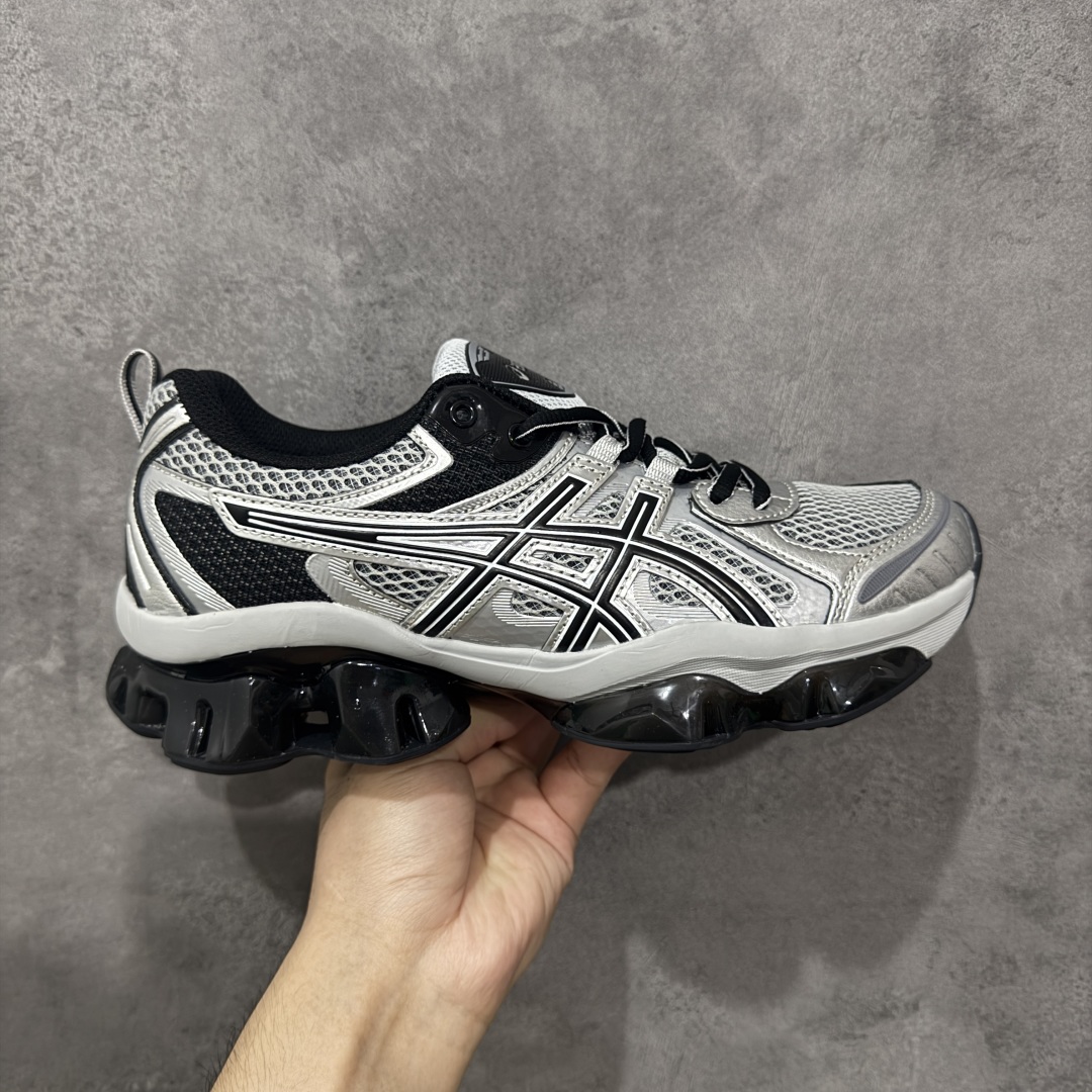 【公司级】Asics Gel-Quantum Kinetic 亚瑟士 复古休闲运动鞋厚底增高老爹鞋 采用 GEL Scutoid 技术的橡胶鞋底。在拥有拥有相同外底科技的基础上,与早先推出的 Kiko Kostadinov 联名款 GEL-QUANTUM ZIENTZIA 十分相似,不失为具有 Ki 味的平替选择。 货号:1203A270-220 尺码:36 37 37.5 38 39 39.5 40 40.5 41.5 42 42.5 43.5 44 45 编码:GLB250260-选品中心