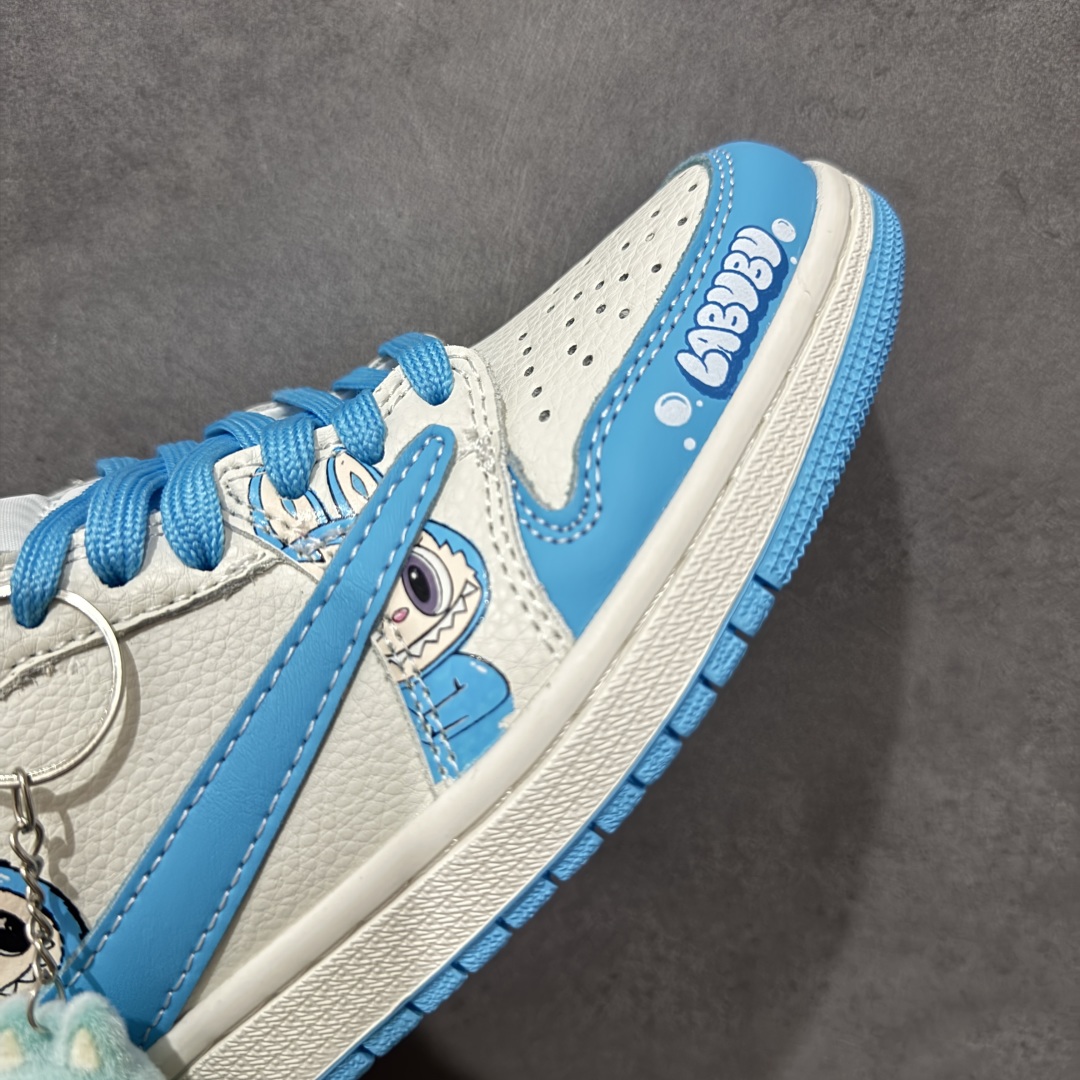 图片[6]-【定制版】Travis Scott x Fragment Design x Air Jordan 1 Low OG SP AJ1 乔1 米蓝色 低帮文化休闲板鞋  #多方联名合作融合了Travis Scott 独特的音乐风格，藤原浩个性的设计风格以及Jordan品牌的经典元素 使其成为一双具有独特身份和价值的鞋子 清新而立体的外观加上联名标识更突出了其独特身份 这种配色方案显示出活力和时尚感 在视觉上引人注目 鞋身的质感和细腻的细节处理使其显得高端而格调十足 这款“倒钩”联名是设计与创意完美结合 融合多方的个性风格是一款备受瞩目的潮流鞋款 货号：JW1188-165  尺码：36 36.5 37.5 38 38.5 39 40 40.5 41 42 42.5 43 44 44.5 45-选品中心