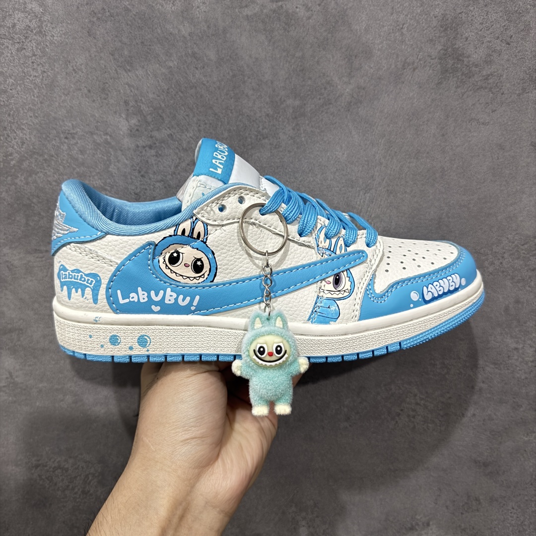 【定制版】Travis Scott x Fragment Design x Air Jordan 1 Low OG SP AJ1 乔1 米蓝色 低帮文化休闲板鞋  #多方联名合作融合了Travis Scott 独特的音乐风格,藤原浩个性的设计风格以及Jordan品牌的经典元素 使其成为一双具有独特身份和价值的鞋子 清新而立体的外观加上联名标识更突出了其独特身份 这种配色方案显示出活力和时尚感 在视觉上引人注目 鞋身的质感和细腻的细节处理使其显得高端而格调十足 这款“倒钩”联名是设计与创意完美结合 融合多方的个性风格是一款备受瞩目的潮流鞋款 货号:JW1188-165  尺码:36 36.5 37.5 38 38.5 39 40 40.5 41 42 42.5 43 44 44.5 45-选品中心