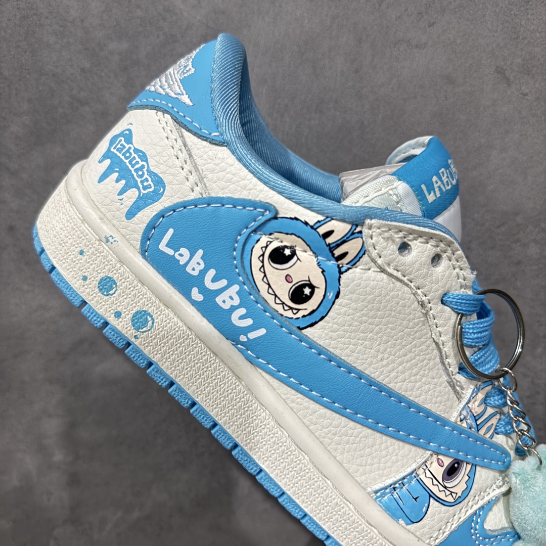 图片[7]-【定制版】Travis Scott x Fragment Design x Air Jordan 1 Low OG SP AJ1 乔1 米蓝色 低帮文化休闲板鞋  #多方联名合作融合了Travis Scott 独特的音乐风格，藤原浩个性的设计风格以及Jordan品牌的经典元素 使其成为一双具有独特身份和价值的鞋子 清新而立体的外观加上联名标识更突出了其独特身份 这种配色方案显示出活力和时尚感 在视觉上引人注目 鞋身的质感和细腻的细节处理使其显得高端而格调十足 这款“倒钩”联名是设计与创意完美结合 融合多方的个性风格是一款备受瞩目的潮流鞋款 货号：JW1188-165  尺码：36 36.5 37.5 38 38.5 39 40 40.5 41 42 42.5 43 44 44.5 45-选品中心