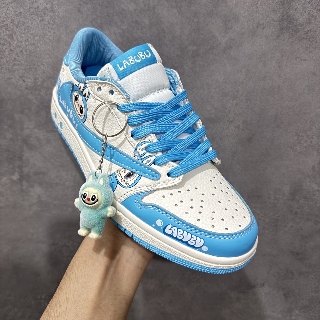 图片[3]-【定制版】Travis Scott x Fragment Design x Air Jordan 1 Low OG SP AJ1 乔1 米蓝色 低帮文化休闲板鞋  #多方联名合作融合了Travis Scott 独特的音乐风格，藤原浩个性的设计风格以及Jordan品牌的经典元素 使其成为一双具有独特身份和价值的鞋子 清新而立体的外观加上联名标识更突出了其独特身份 这种配色方案显示出活力和时尚感 在视觉上引人注目 鞋身的质感和细腻的细节处理使其显得高端而格调十足 这款“倒钩”联名是设计与创意完美结合 融合多方的个性风格是一款备受瞩目的潮流鞋款 货号：JW1188-165  尺码：36 36.5 37.5 38 38.5 39 40 40.5 41 42 42.5 43 44 44.5 45-选品中心