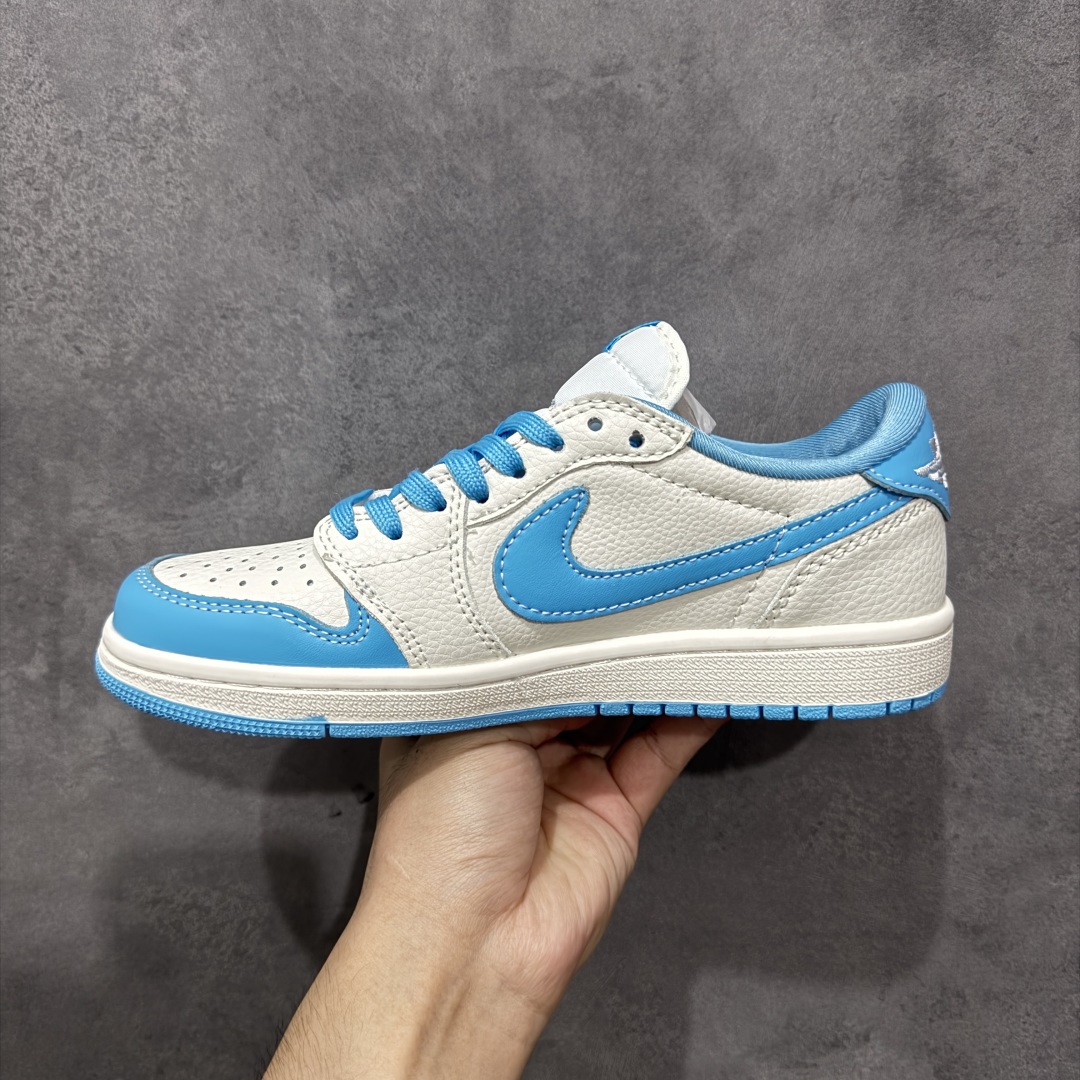 图片[2]-【定制版】Travis Scott x Fragment Design x Air Jordan 1 Low OG SP AJ1 乔1 米蓝色 低帮文化休闲板鞋  #多方联名合作融合了Travis Scott 独特的音乐风格，藤原浩个性的设计风格以及Jordan品牌的经典元素 使其成为一双具有独特身份和价值的鞋子 清新而立体的外观加上联名标识更突出了其独特身份 这种配色方案显示出活力和时尚感 在视觉上引人注目 鞋身的质感和细腻的细节处理使其显得高端而格调十足 这款“倒钩”联名是设计与创意完美结合 融合多方的个性风格是一款备受瞩目的潮流鞋款 货号：JW1188-165  尺码：36 36.5 37.5 38 38.5 39 40 40.5 41 42 42.5 43 44 44.5 45-选品中心