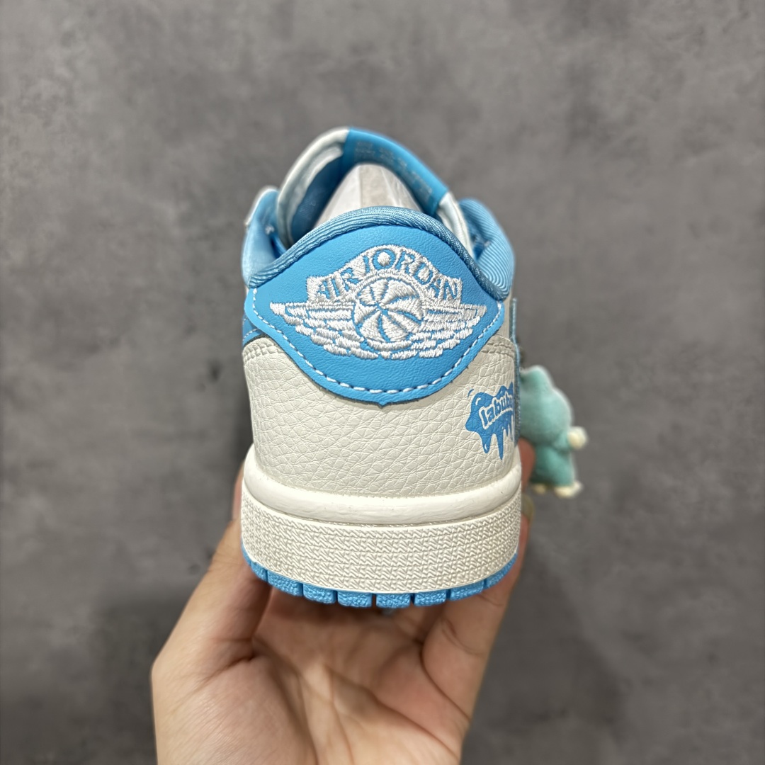 图片[4]-【定制版】Travis Scott x Fragment Design x Air Jordan 1 Low OG SP AJ1 乔1 米蓝色 低帮文化休闲板鞋  #多方联名合作融合了Travis Scott 独特的音乐风格，藤原浩个性的设计风格以及Jordan品牌的经典元素 使其成为一双具有独特身份和价值的鞋子 清新而立体的外观加上联名标识更突出了其独特身份 这种配色方案显示出活力和时尚感 在视觉上引人注目 鞋身的质感和细腻的细节处理使其显得高端而格调十足 这款“倒钩”联名是设计与创意完美结合 融合多方的个性风格是一款备受瞩目的潮流鞋款 货号：JW1188-165  尺码：36 36.5 37.5 38 38.5 39 40 40.5 41 42 42.5 43 44 44.5 45-选品中心