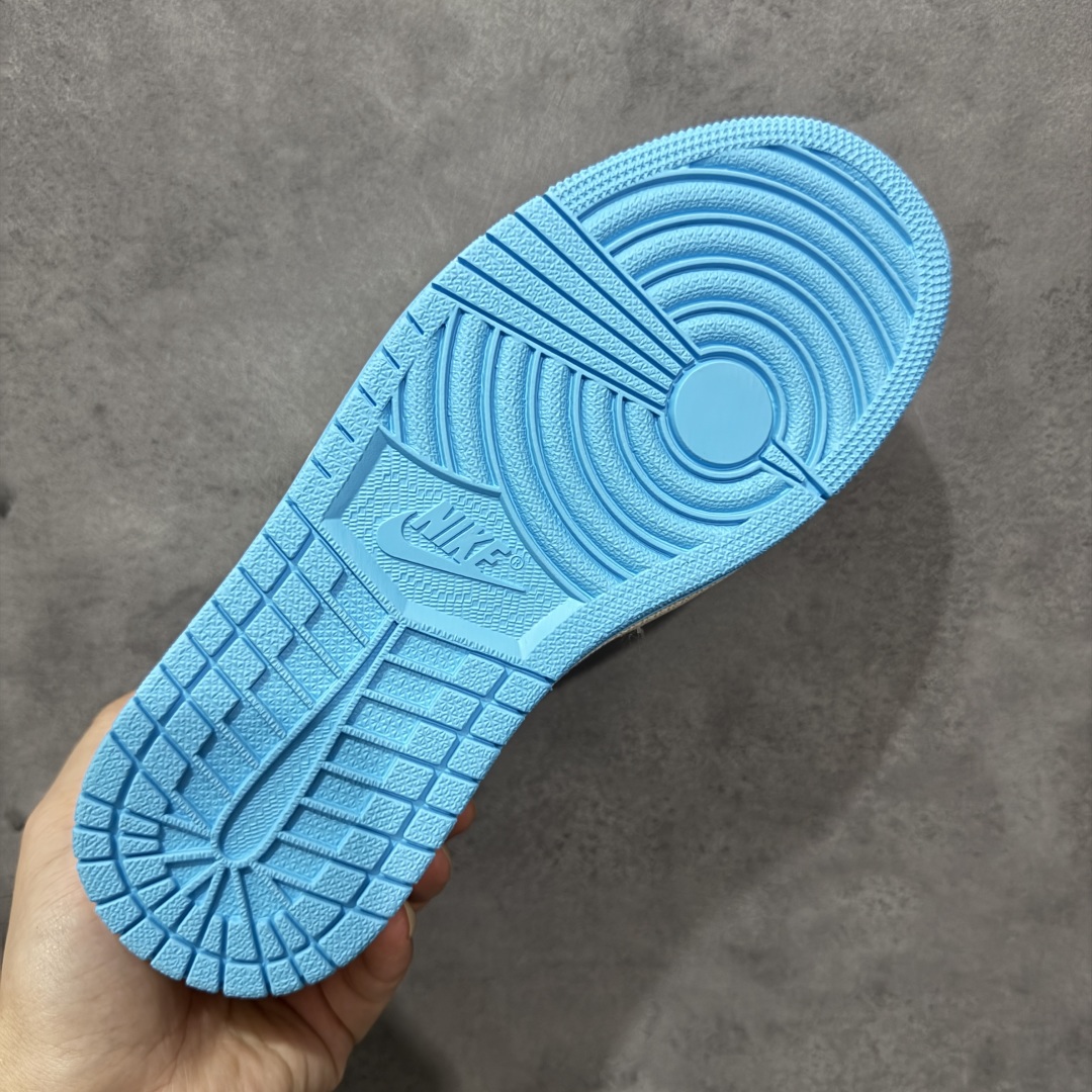图片[9]-【定制版】Travis Scott x Fragment Design x Air Jordan 1 Low OG SP AJ1 乔1 米蓝色 低帮文化休闲板鞋  #多方联名合作融合了Travis Scott 独特的音乐风格，藤原浩个性的设计风格以及Jordan品牌的经典元素 使其成为一双具有独特身份和价值的鞋子 清新而立体的外观加上联名标识更突出了其独特身份 这种配色方案显示出活力和时尚感 在视觉上引人注目 鞋身的质感和细腻的细节处理使其显得高端而格调十足 这款“倒钩”联名是设计与创意完美结合 融合多方的个性风格是一款备受瞩目的潮流鞋款 货号：JW1188-165  尺码：36 36.5 37.5 38 38.5 39 40 40.5 41 42 42.5 43 44 44.5 45-选品中心