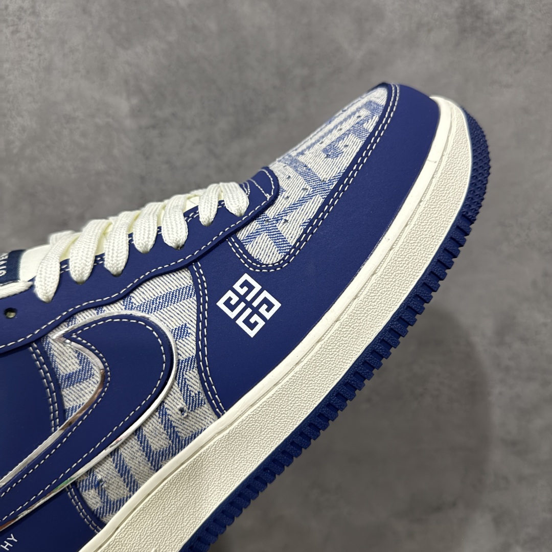 图片[6]-【定制版】Givenchy x Nike Air Force 1 Low 纪梵希 x 耐克 空军一号 低帮 联名蓝色 鞋身整体以白色帆布为主搭配蓝色皮革框架覆盖层，设计独特且充满时尚感；鞋身两侧Swoosh Logo采用蓝色点缀并以银色进行描边，后跟装饰片使用蓝色制作，鞋头处纪梵希品牌Logo以白色妆点，鞋舌标签上以Givenchy字样呈现，后跟Nike Swoosh Logo及Air辅以白色刺绣妆点，后跟侧方印有Givenchy字样，彰显联名身份；最后以米白色中底搭配蓝色橡胶外底完善整体设计收尾。 货号：DK0188-087 尺码：36-45带半码 编码：HXSB310320-选品中心