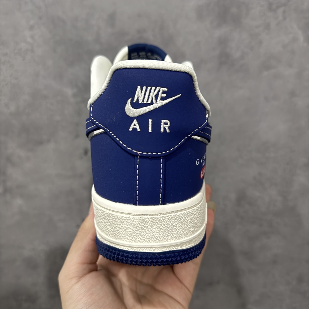 图片[4]-【定制版】Givenchy x Nike Air Force 1 Low 纪梵希 x 耐克 空军一号 低帮 联名蓝色 鞋身整体以白色帆布为主搭配蓝色皮革框架覆盖层，设计独特且充满时尚感；鞋身两侧Swoosh Logo采用蓝色点缀并以银色进行描边，后跟装饰片使用蓝色制作，鞋头处纪梵希品牌Logo以白色妆点，鞋舌标签上以Givenchy字样呈现，后跟Nike Swoosh Logo及Air辅以白色刺绣妆点，后跟侧方印有Givenchy字样，彰显联名身份；最后以米白色中底搭配蓝色橡胶外底完善整体设计收尾。 货号：DK0188-087 尺码：36-45带半码 编码：HXSB310320-选品中心