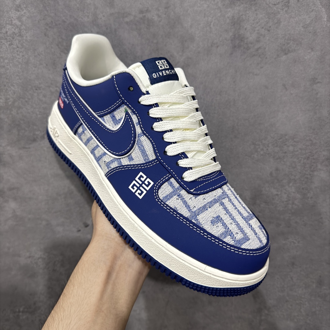 图片[3]-【定制版】Givenchy x Nike Air Force 1 Low 纪梵希 x 耐克 空军一号 低帮 联名蓝色 鞋身整体以白色帆布为主搭配蓝色皮革框架覆盖层，设计独特且充满时尚感；鞋身两侧Swoosh Logo采用蓝色点缀并以银色进行描边，后跟装饰片使用蓝色制作，鞋头处纪梵希品牌Logo以白色妆点，鞋舌标签上以Givenchy字样呈现，后跟Nike Swoosh Logo及Air辅以白色刺绣妆点，后跟侧方印有Givenchy字样，彰显联名身份；最后以米白色中底搭配蓝色橡胶外底完善整体设计收尾。 货号：DK0188-087 尺码：36-45带半码 编码：HXSB310320-选品中心