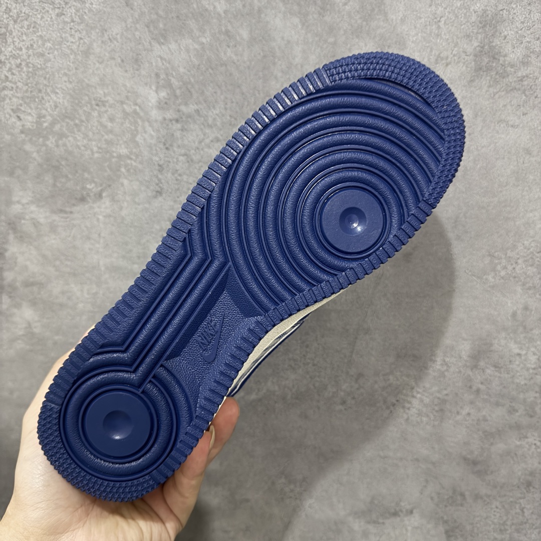 图片[9]-【定制版】Givenchy x Nike Air Force 1 Low 纪梵希 x 耐克 空军一号 低帮 联名蓝色 鞋身整体以白色帆布为主搭配蓝色皮革框架覆盖层，设计独特且充满时尚感；鞋身两侧Swoosh Logo采用蓝色点缀并以银色进行描边，后跟装饰片使用蓝色制作，鞋头处纪梵希品牌Logo以白色妆点，鞋舌标签上以Givenchy字样呈现，后跟Nike Swoosh Logo及Air辅以白色刺绣妆点，后跟侧方印有Givenchy字样，彰显联名身份；最后以米白色中底搭配蓝色橡胶外底完善整体设计收尾。 货号：DK0188-087 尺码：36-45带半码 编码：HXSB310320-选品中心