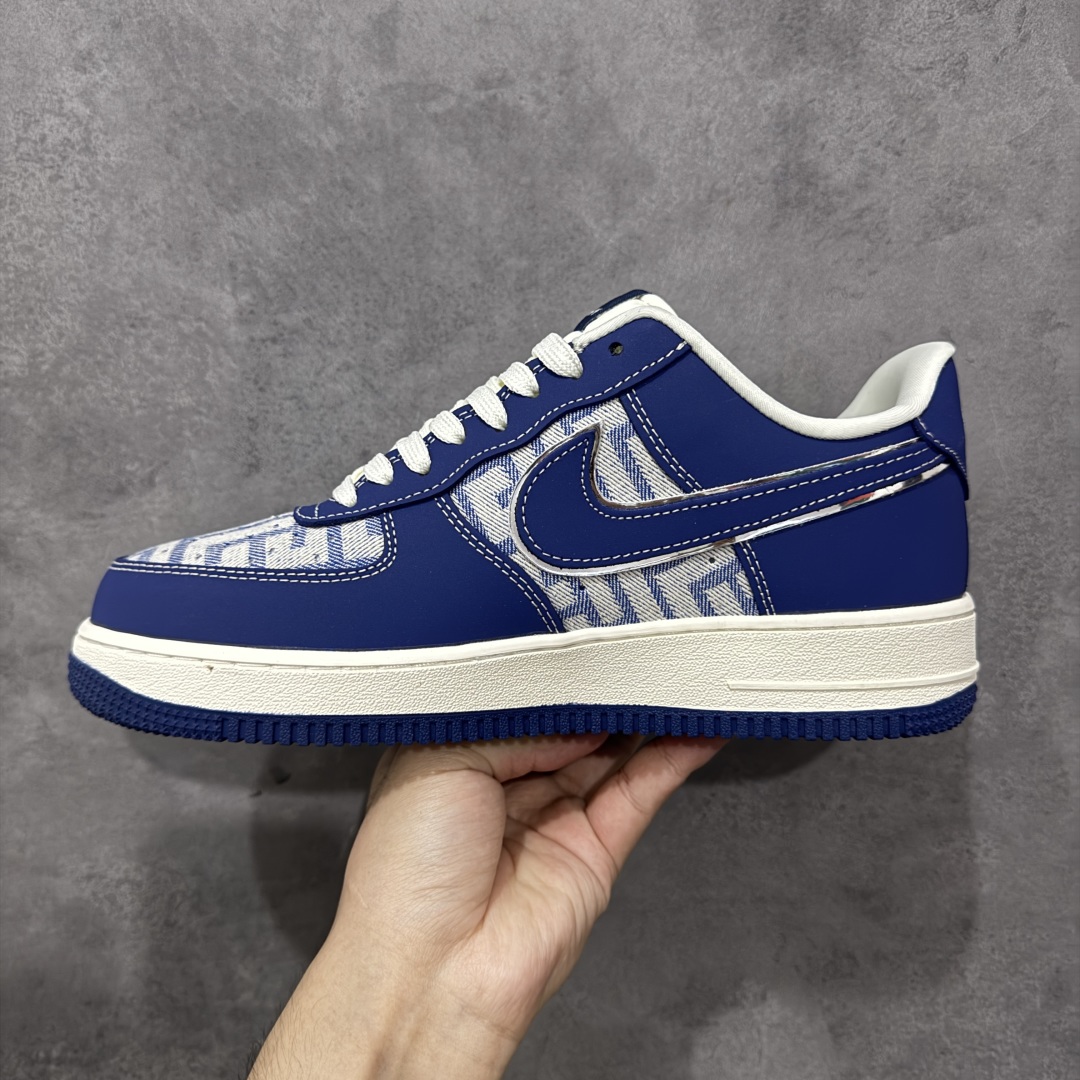 图片[2]-【定制版】Givenchy x Nike Air Force 1 Low 纪梵希 x 耐克 空军一号 低帮 联名蓝色 鞋身整体以白色帆布为主搭配蓝色皮革框架覆盖层，设计独特且充满时尚感；鞋身两侧Swoosh Logo采用蓝色点缀并以银色进行描边，后跟装饰片使用蓝色制作，鞋头处纪梵希品牌Logo以白色妆点，鞋舌标签上以Givenchy字样呈现，后跟Nike Swoosh Logo及Air辅以白色刺绣妆点，后跟侧方印有Givenchy字样，彰显联名身份；最后以米白色中底搭配蓝色橡胶外底完善整体设计收尾。 货号：DK0188-087 尺码：36-45带半码 编码：HXSB310320-选品中心