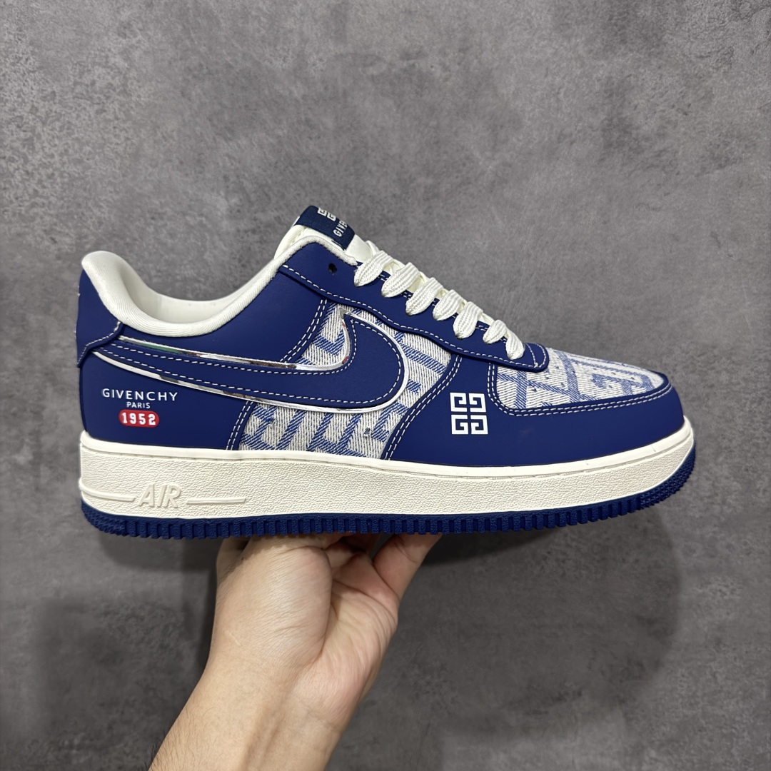 【定制版】Givenchy x Nike Air Force 1 Low 纪梵希 x 耐克 空军一号 低帮 联名蓝色 鞋身整体以白色帆布为主搭配蓝色皮革框架覆盖层,设计独特且充满时尚感;鞋身两侧Swoosh Logo采用蓝色点缀并以银色进行描边,后跟装饰片使用蓝色制作,鞋头处纪梵希品牌Logo以白色妆点,鞋舌标签上以Givenchy字样呈现,后跟Nike Swoosh Logo及Air辅以白色刺绣妆点,后跟侧方印有Givenchy字样,彰显联名身份;最后以米白色中底搭配蓝色橡胶外底完善整体设计收尾。 货号:DK0188-087 尺码:36-45带半码 编码:HXSB310320-选品中心