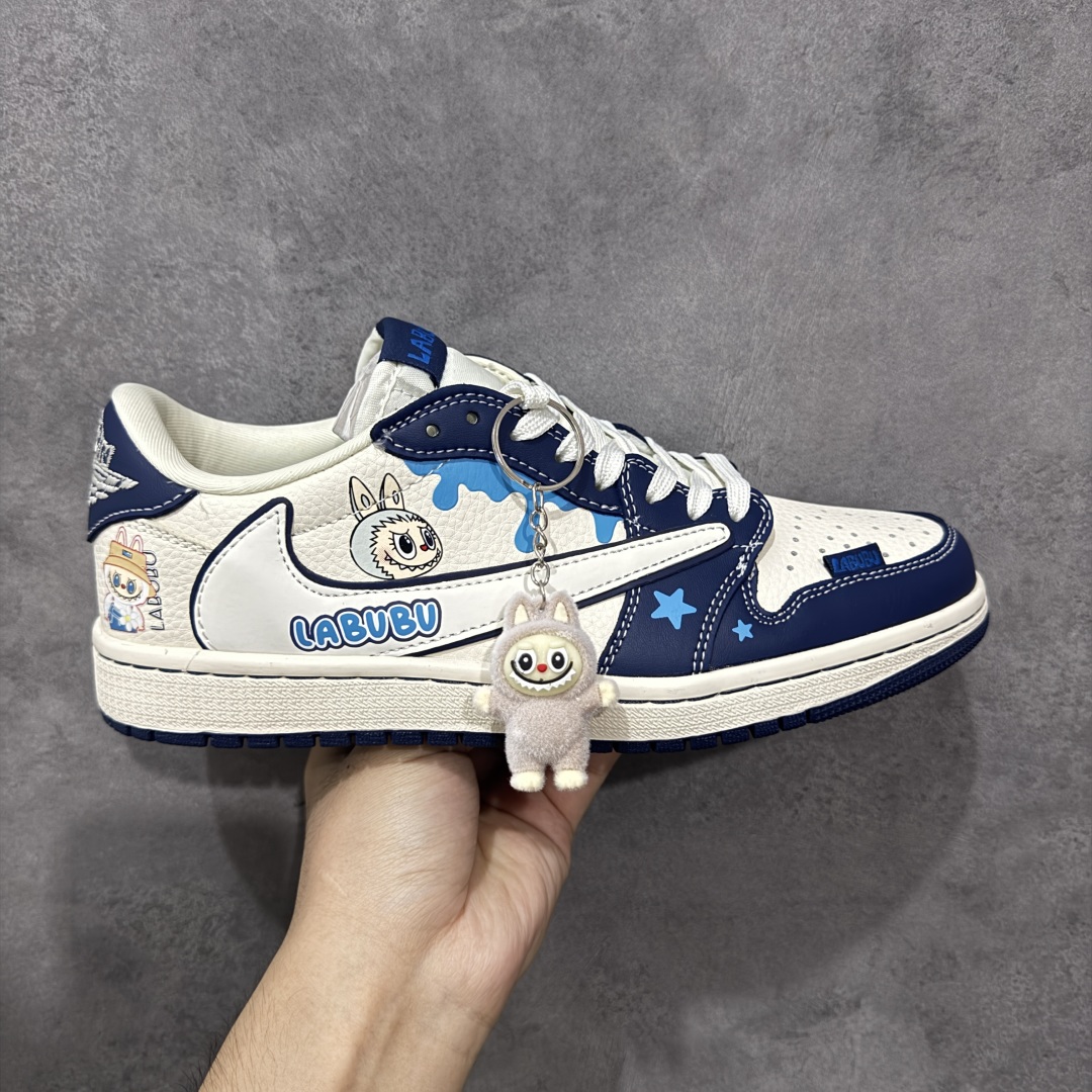 【定制版】Labubu x Travis Scott x Air Jordan 1 Low 拉布布 x AJ1 低帮 梦幻蓝白倒钩 AJ1 乔丹1代 aj1 乔1 低邦 绿白倒勾联名 乔丹篮球鞋系列 鞋身整体以米白色为底搭配蓝色框架覆盖层,标志性的反钩Swoosh Logo采用白色呈现,内侧也辅以白色Swoosh Logo点缀,鞋舌等多处TS标志性元素均得以保留;鞋舌上以Labubu字样呈现,鞋面带有蓝色绣标Labubu字样,后跟的Jack厂牌Loggo标志以及Wings Logo均采用白色缝线打造,后跟印有拉布布头像,彰显联名身份;最后以米白色中底搭配蓝色橡胶外底完善整体设计收尾。 货号:DZ5899-017 尺码:36 36.5 37.5 38 38.5 39 40 40.5 41 42 42.5 43 44 44.5 45 编码:HXSB330340-选品中心