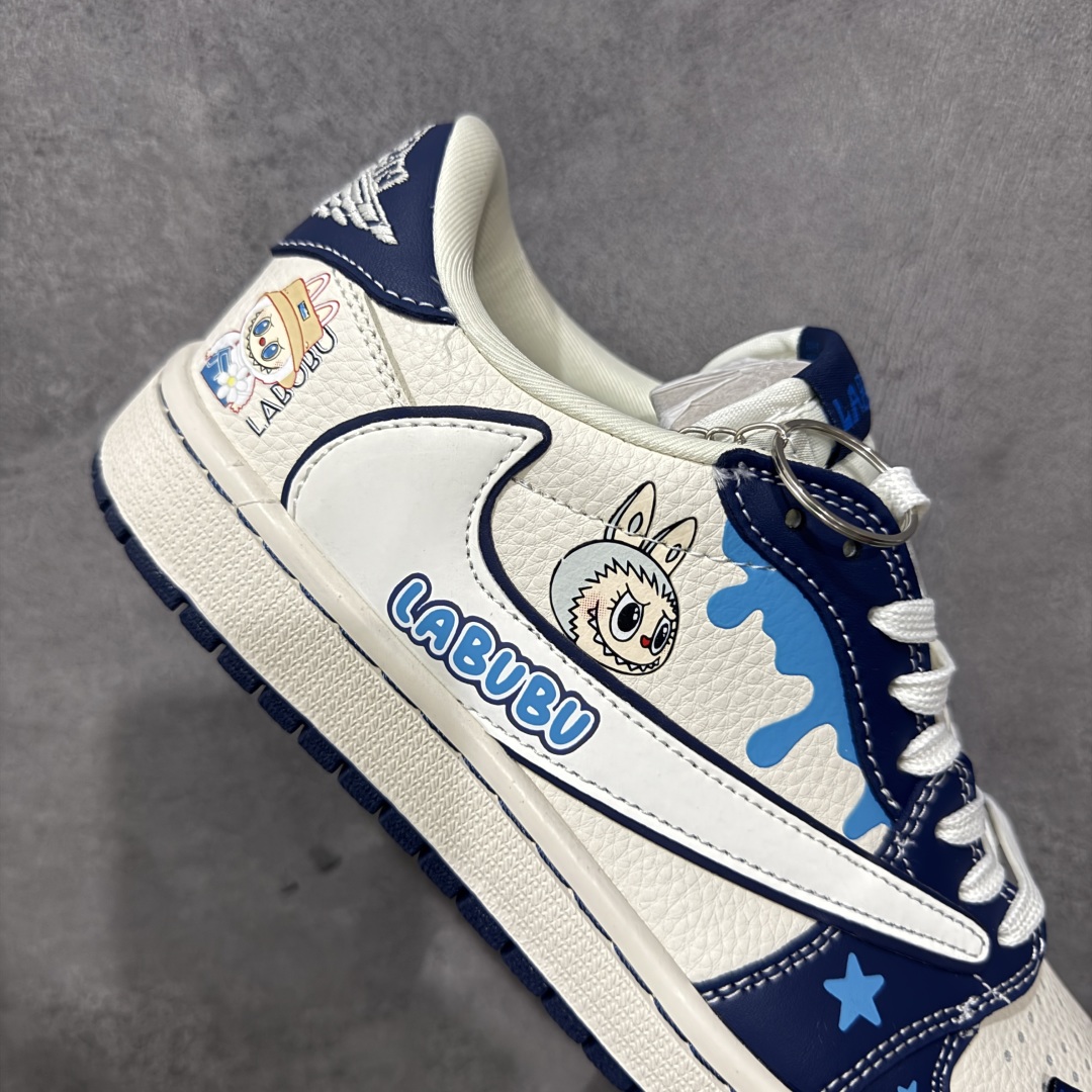 图片[7]-【定制版】Labubu x Travis Scott x Air Jordan 1 Low 拉布布 x AJ1 低帮 梦幻蓝白倒钩 AJ1 乔丹1代 aj1 乔1 低邦 绿白倒勾联名 乔丹篮球鞋系列 鞋身整体以米白色为底搭配蓝色框架覆盖层，标志性的反钩Swoosh Logo采用白色呈现，内侧也辅以白色Swoosh Logo点缀，鞋舌等多处TS标志性元素均得以保留；鞋舌上以Labubu字样呈现，鞋面带有蓝色绣标Labubu字样，后跟的Jack厂牌Loggo标志以及Wings Logo均采用白色缝线打造，后跟印有拉布布头像，彰显联名身份；最后以米白色中底搭配蓝色橡胶外底完善整体设计收尾。 货号：DZ5899-017 尺码：36 36.5 37.5 38 38.5 39 40 40.5 41 42 42.5 43 44 44.5 45 编码：HXSB330340-选品中心