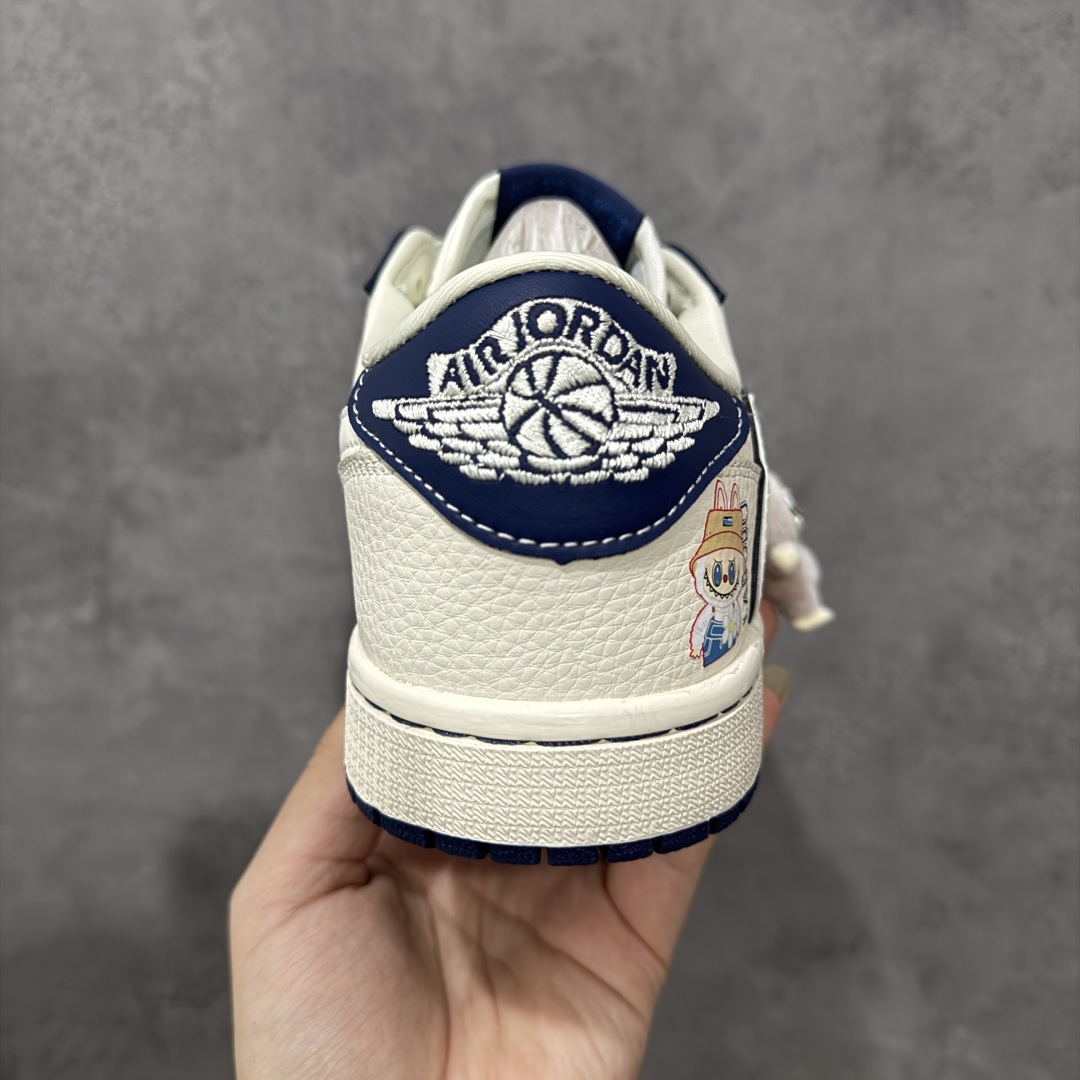 图片[4]-【定制版】Labubu x Travis Scott x Air Jordan 1 Low 拉布布 x AJ1 低帮 梦幻蓝白倒钩 AJ1 乔丹1代 aj1 乔1 低邦 绿白倒勾联名 乔丹篮球鞋系列 鞋身整体以米白色为底搭配蓝色框架覆盖层，标志性的反钩Swoosh Logo采用白色呈现，内侧也辅以白色Swoosh Logo点缀，鞋舌等多处TS标志性元素均得以保留；鞋舌上以Labubu字样呈现，鞋面带有蓝色绣标Labubu字样，后跟的Jack厂牌Loggo标志以及Wings Logo均采用白色缝线打造，后跟印有拉布布头像，彰显联名身份；最后以米白色中底搭配蓝色橡胶外底完善整体设计收尾。 货号：DZ5899-017 尺码：36 36.5 37.5 38 38.5 39 40 40.5 41 42 42.5 43 44 44.5 45 编码：HXSB330340-选品中心