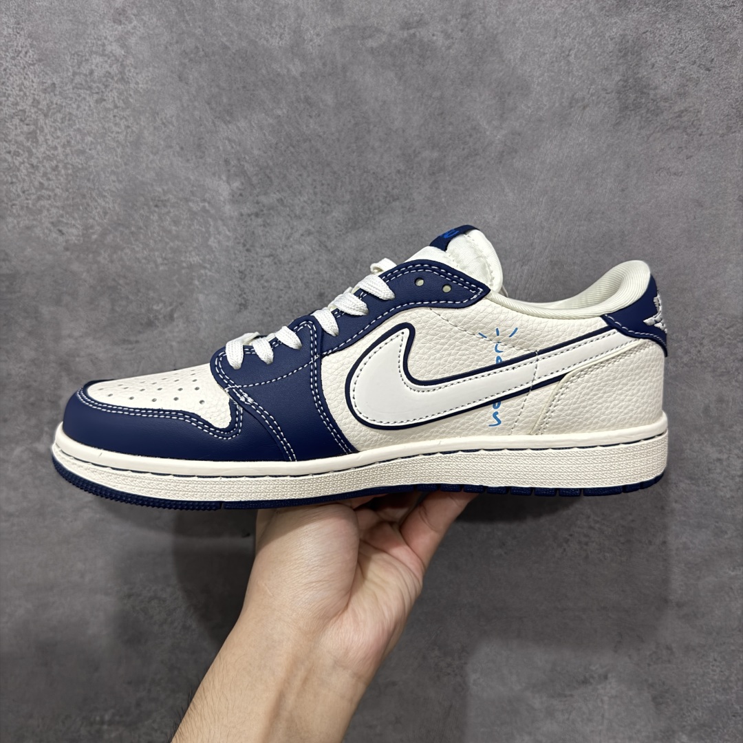 图片[2]-【定制版】Labubu x Travis Scott x Air Jordan 1 Low 拉布布 x AJ1 低帮 梦幻蓝白倒钩 AJ1 乔丹1代 aj1 乔1 低邦 绿白倒勾联名 乔丹篮球鞋系列 鞋身整体以米白色为底搭配蓝色框架覆盖层，标志性的反钩Swoosh Logo采用白色呈现，内侧也辅以白色Swoosh Logo点缀，鞋舌等多处TS标志性元素均得以保留；鞋舌上以Labubu字样呈现，鞋面带有蓝色绣标Labubu字样，后跟的Jack厂牌Loggo标志以及Wings Logo均采用白色缝线打造，后跟印有拉布布头像，彰显联名身份；最后以米白色中底搭配蓝色橡胶外底完善整体设计收尾。 货号：DZ5899-017 尺码：36 36.5 37.5 38 38.5 39 40 40.5 41 42 42.5 43 44 44.5 45 编码：HXSB330340-选品中心