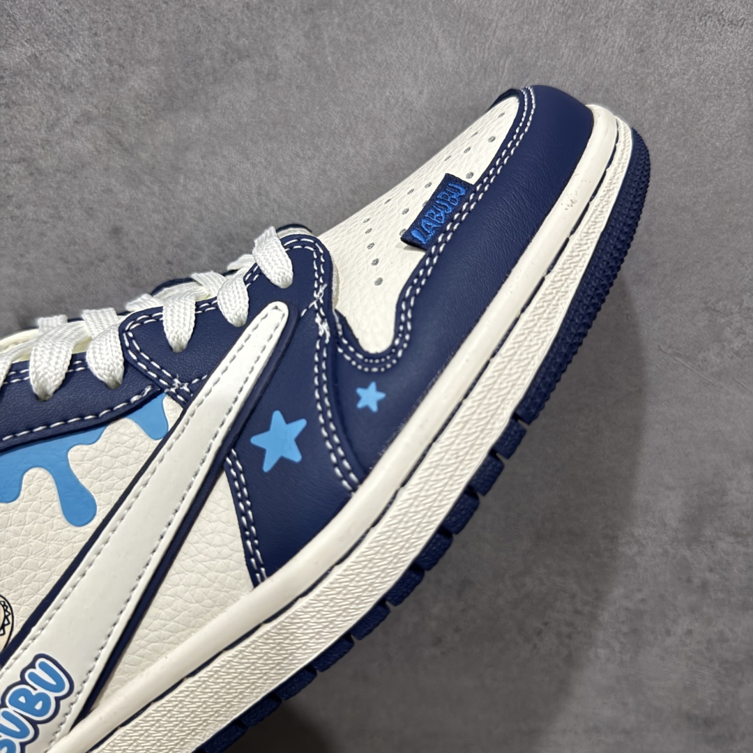 图片[6]-【定制版】Labubu x Travis Scott x Air Jordan 1 Low 拉布布 x AJ1 低帮 梦幻蓝白倒钩 AJ1 乔丹1代 aj1 乔1 低邦 绿白倒勾联名 乔丹篮球鞋系列 鞋身整体以米白色为底搭配蓝色框架覆盖层，标志性的反钩Swoosh Logo采用白色呈现，内侧也辅以白色Swoosh Logo点缀，鞋舌等多处TS标志性元素均得以保留；鞋舌上以Labubu字样呈现，鞋面带有蓝色绣标Labubu字样，后跟的Jack厂牌Loggo标志以及Wings Logo均采用白色缝线打造，后跟印有拉布布头像，彰显联名身份；最后以米白色中底搭配蓝色橡胶外底完善整体设计收尾。 货号：DZ5899-017 尺码：36 36.5 37.5 38 38.5 39 40 40.5 41 42 42.5 43 44 44.5 45 编码：HXSB330340-选品中心